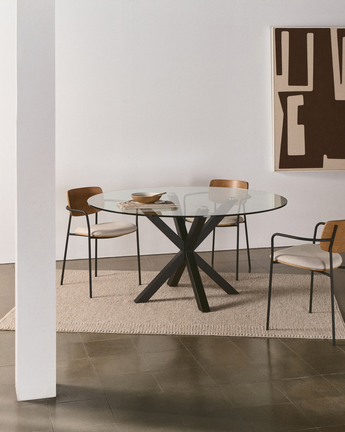 Stapelbarer Stuhl Maureen aus Pappelsperrholz mit warmem Farbton und schwarzen Metallbeinen, 100 % FSC in Beige präsentiert im Onlineshop von KAQTU Design AG. Stuhl mit Armlehne ist von Kave Home