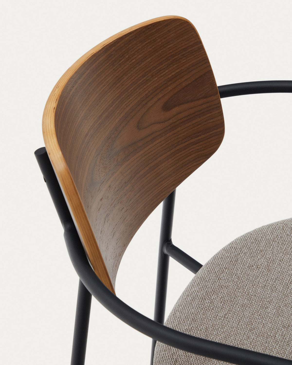 Maureen stapelbarer Stuhl Pappelschichtholz helles Finish Metallbeine in Schwarz FSC 100% in Taupe präsentiert im Onlineshop von KAQTU Design AG. Stuhl mit Armlehne ist von Kave Home