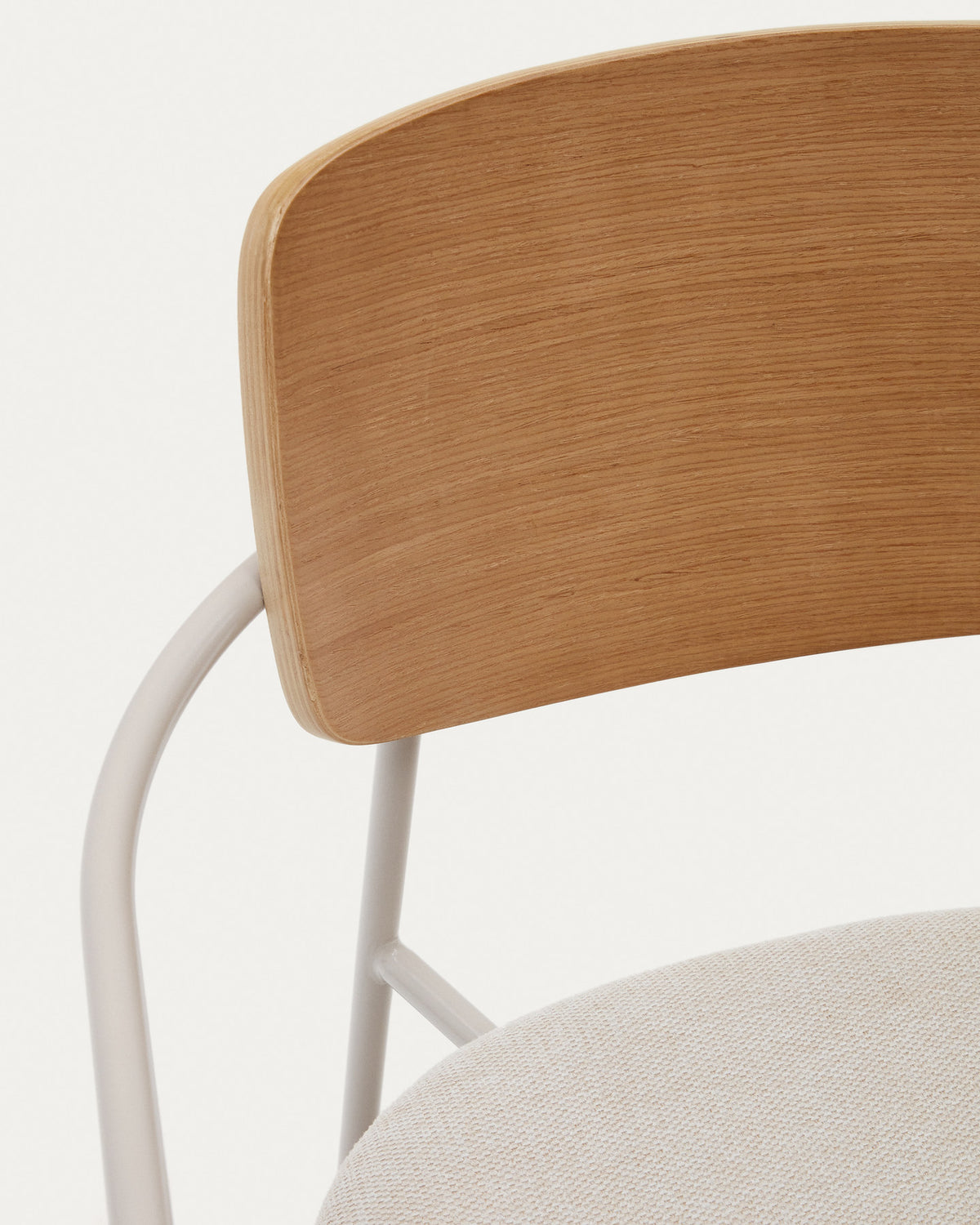 Maureen stapelbarer Stuhl aus Pappelschichtholz mit hellem Finish Metallbeine Beige FSC 100% in Beige präsentiert im Onlineshop von KAQTU Design AG. Stuhl mit Armlehne ist von Kave Home