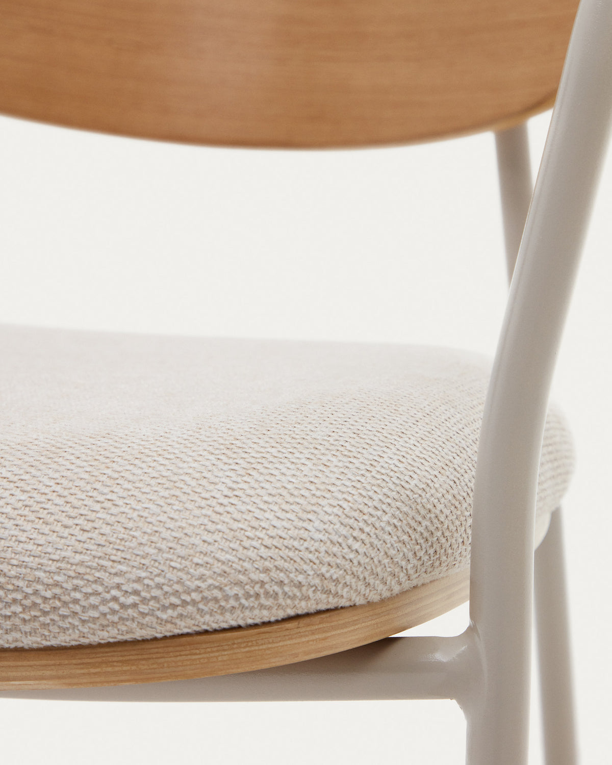 Maureen stapelbarer Stuhl aus Pappelschichtholz mit hellem Finish Metallbeine Beige FSC 100% in Beige präsentiert im Onlineshop von KAQTU Design AG. Stuhl mit Armlehne ist von Kave Home