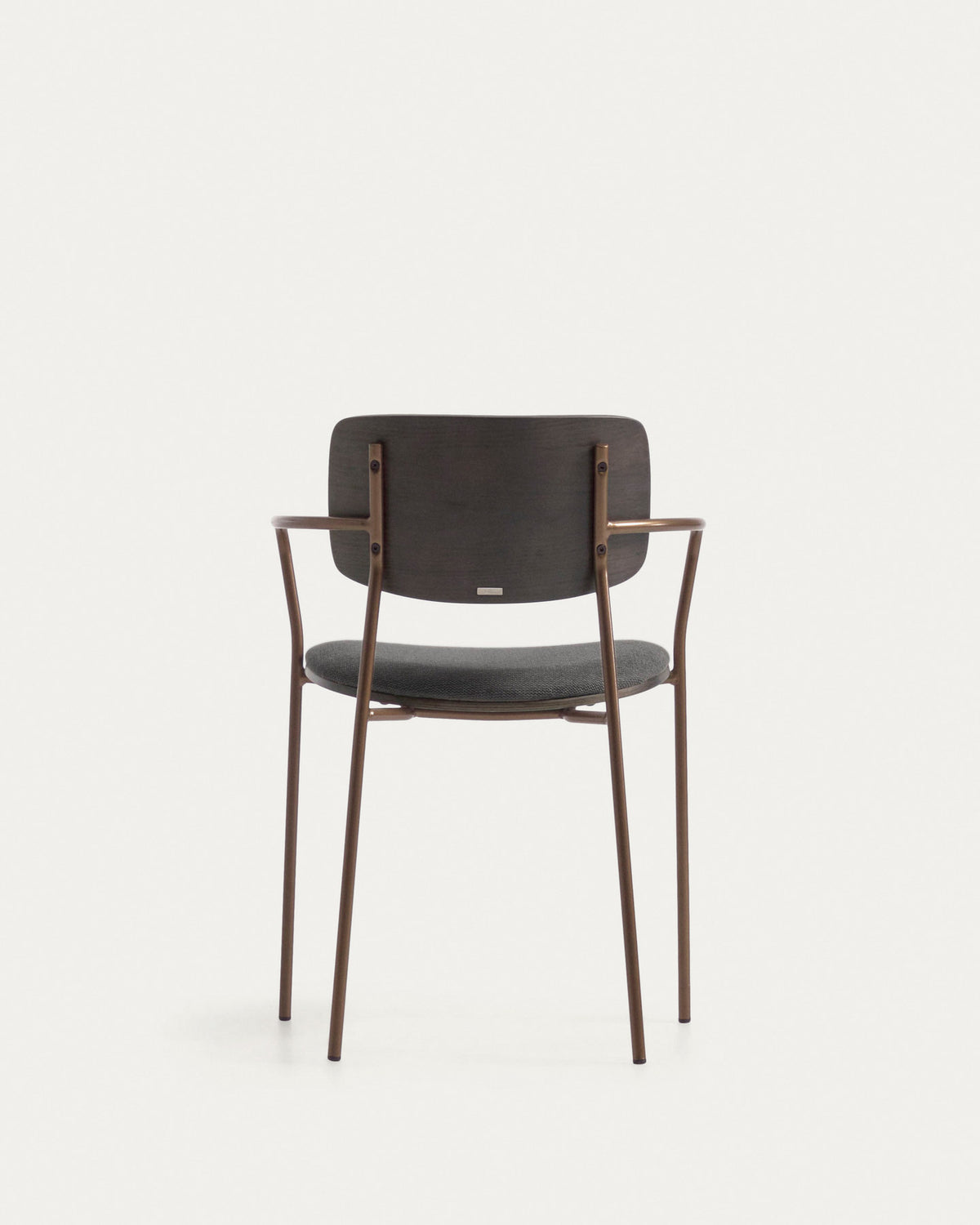 Maureen stapelbarer Stuhl aus Pappelschichtholz dunkles Finish Metall messingfarben FSC 100% in Dunkelgrau präsentiert im Onlineshop von KAQTU Design AG. Stuhl mit Armlehne ist von Kave Home