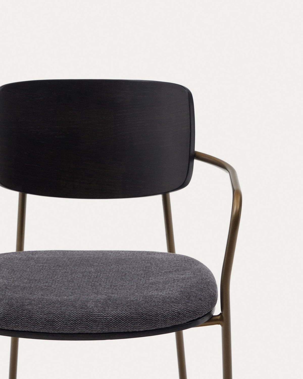 Maureen stapelbarer Stuhl aus Pappelschichtholz dunkles Finish Metall messingfarben FSC 100% in Dunkelgrau präsentiert im Onlineshop von KAQTU Design AG. Stuhl mit Armlehne ist von Kave Home