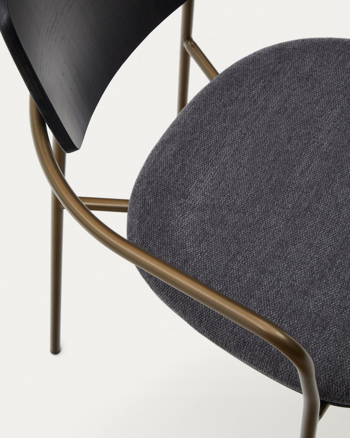 Maureen stapelbarer Stuhl aus Pappelschichtholz dunkles Finish Metall messingfarben FSC 100% in Dunkelgrau präsentiert im Onlineshop von KAQTU Design AG. Stuhl mit Armlehne ist von Kave Home