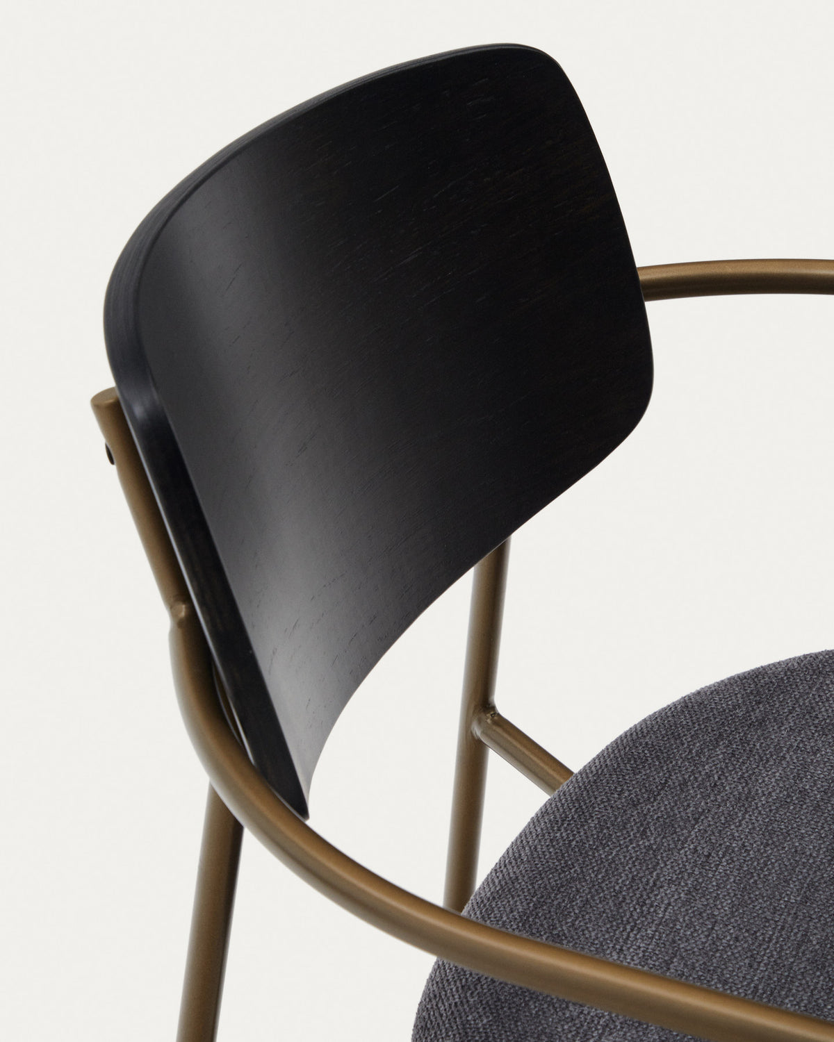 Maureen stapelbarer Stuhl aus Pappelschichtholz dunkles Finish Metall messingfarben FSC 100% in Dunkelgrau präsentiert im Onlineshop von KAQTU Design AG. Stuhl mit Armlehne ist von Kave Home