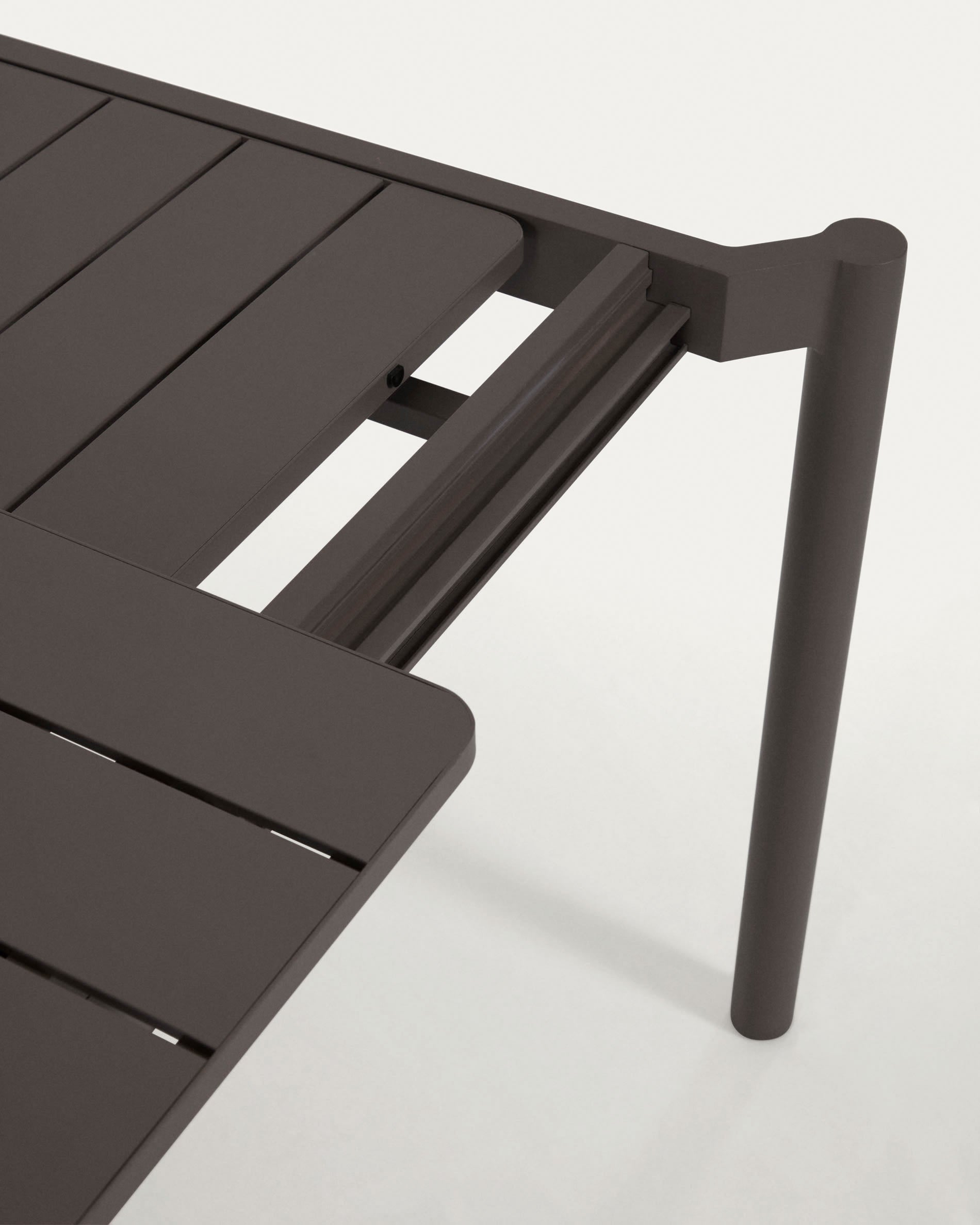 Moderner Zaltana Outdoor-Tisch aus Aluminium, matt dunkelgrau, ausziehbar von 180 auf 240 cm, ideal für stilvolle Gärten.