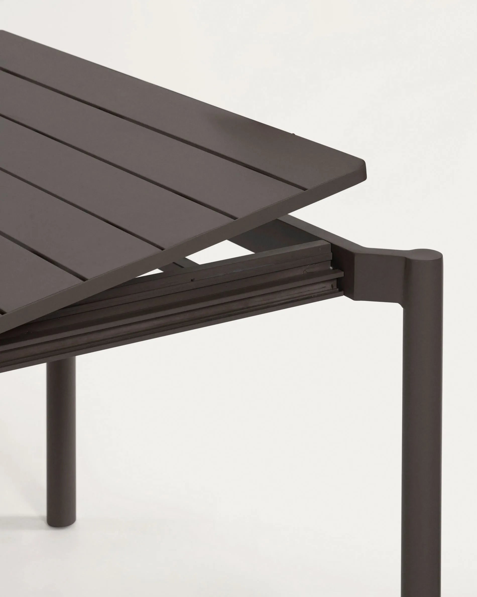 Moderner Zaltana Outdoor-Tisch aus Aluminium, matt dunkelgrau, ausziehbar von 180 auf 240 cm, perfekt für stilvolle Außenbereiche.