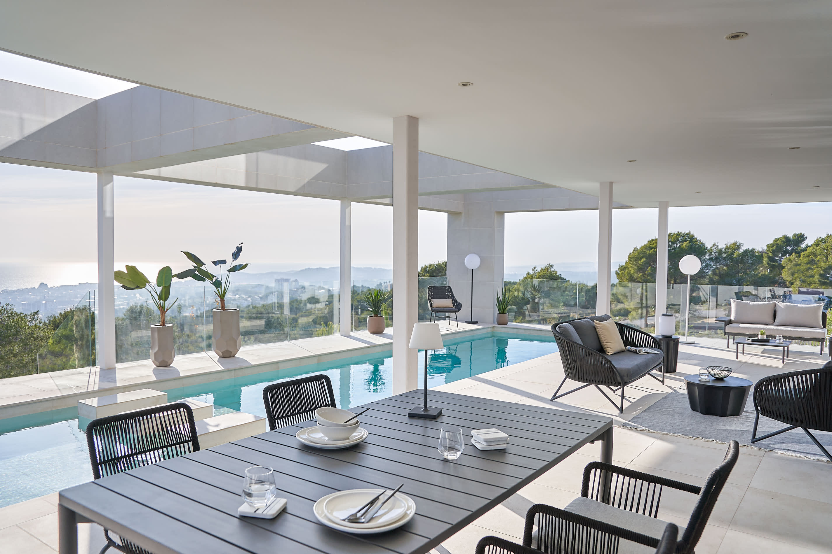 Moderner Zaltana Outdoor-Tisch aus Aluminium, matt dunkelgrau, ausziehbar von 180 auf 240 cm, perfekt für stilvolle Außenbereiche.