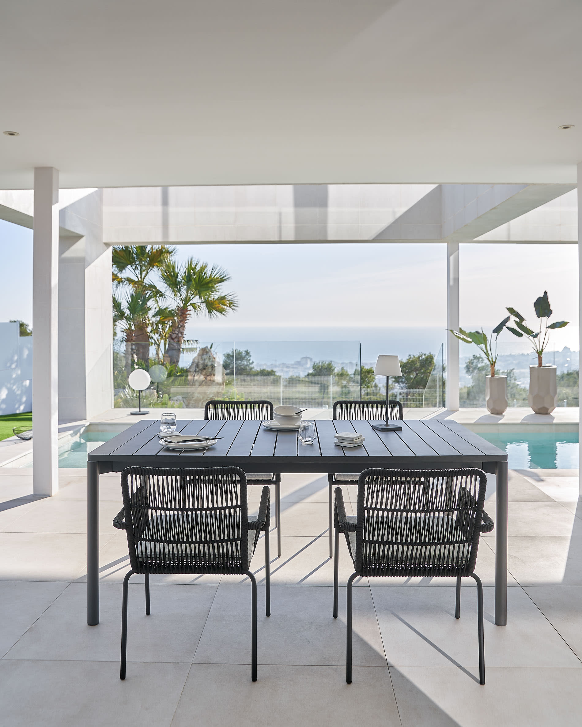 Moderner Zaltana Outdoor-Tisch aus Aluminium, matt dunkelgrau, ausziehbar von 180 auf 240 cm, perfekt für stilvolle Außenbereiche.