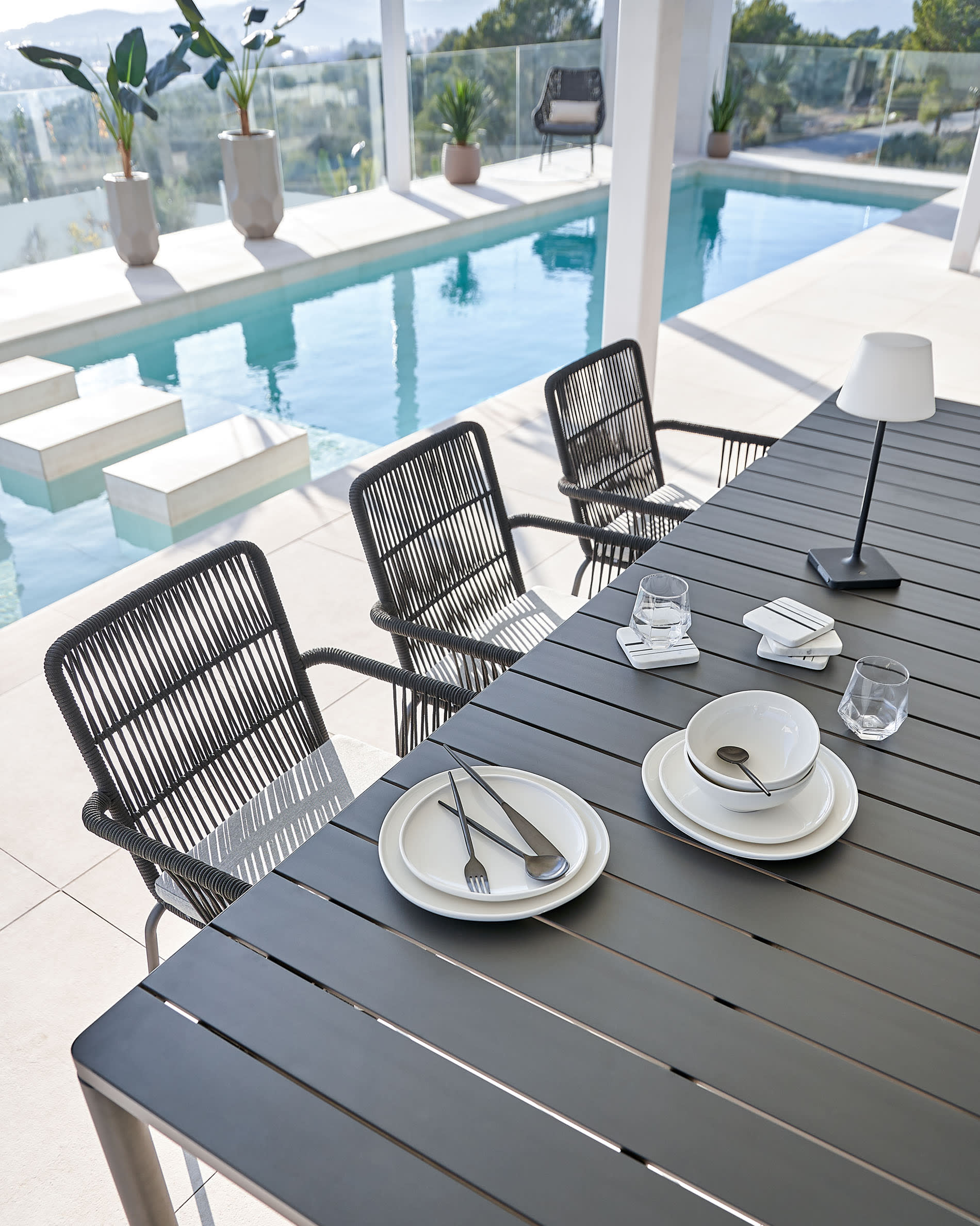 Zaltana ausziehbarer Outdoor-Tisch aus Aluminium matt dunkelgrau 180 (240) x 100 cm
