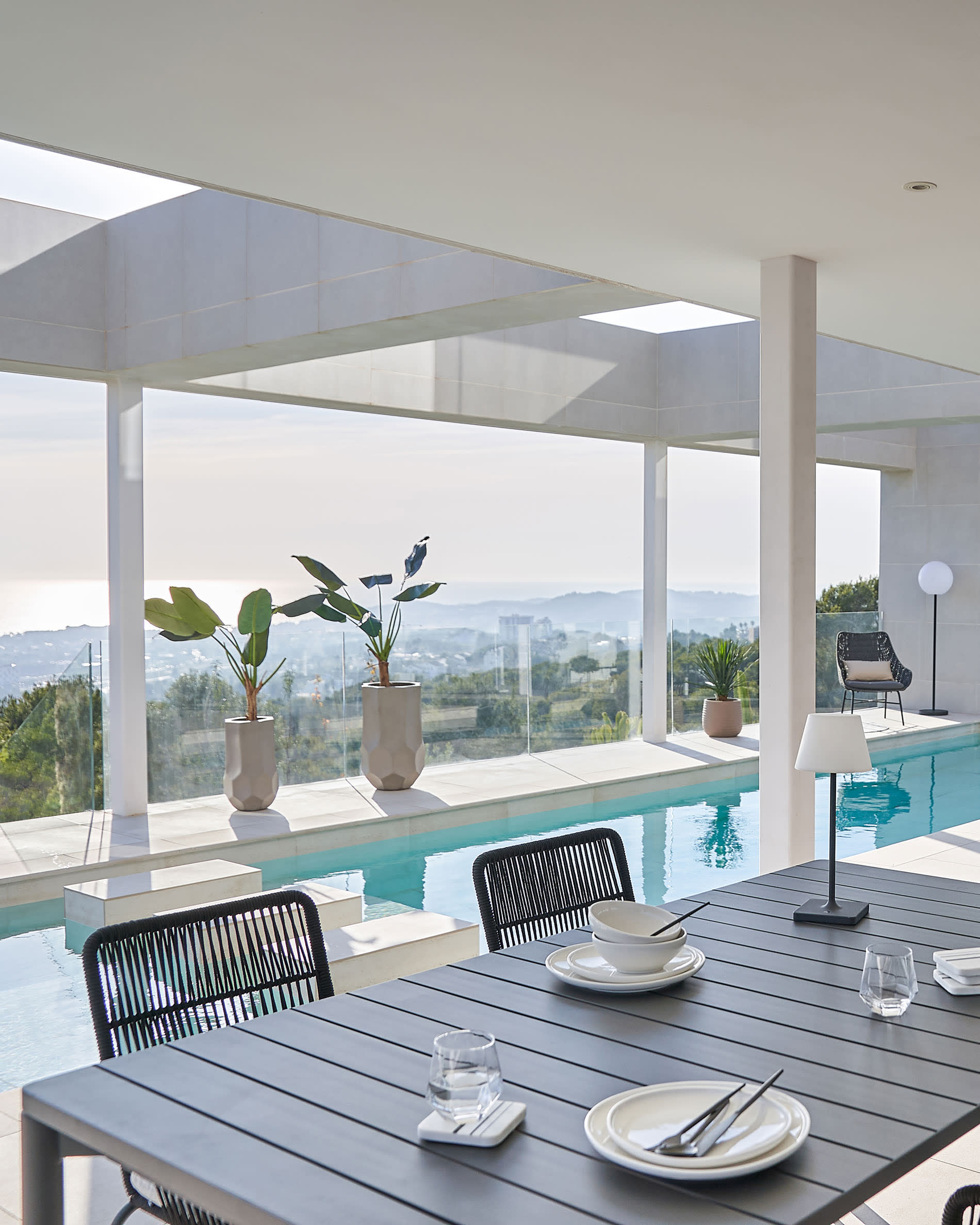 Zaltana Outdoor-Tisch, Aluminium, matt dunkelgrau, ausziehbar 180-240 cm, modern und ideal für elegante Außenbereiche.