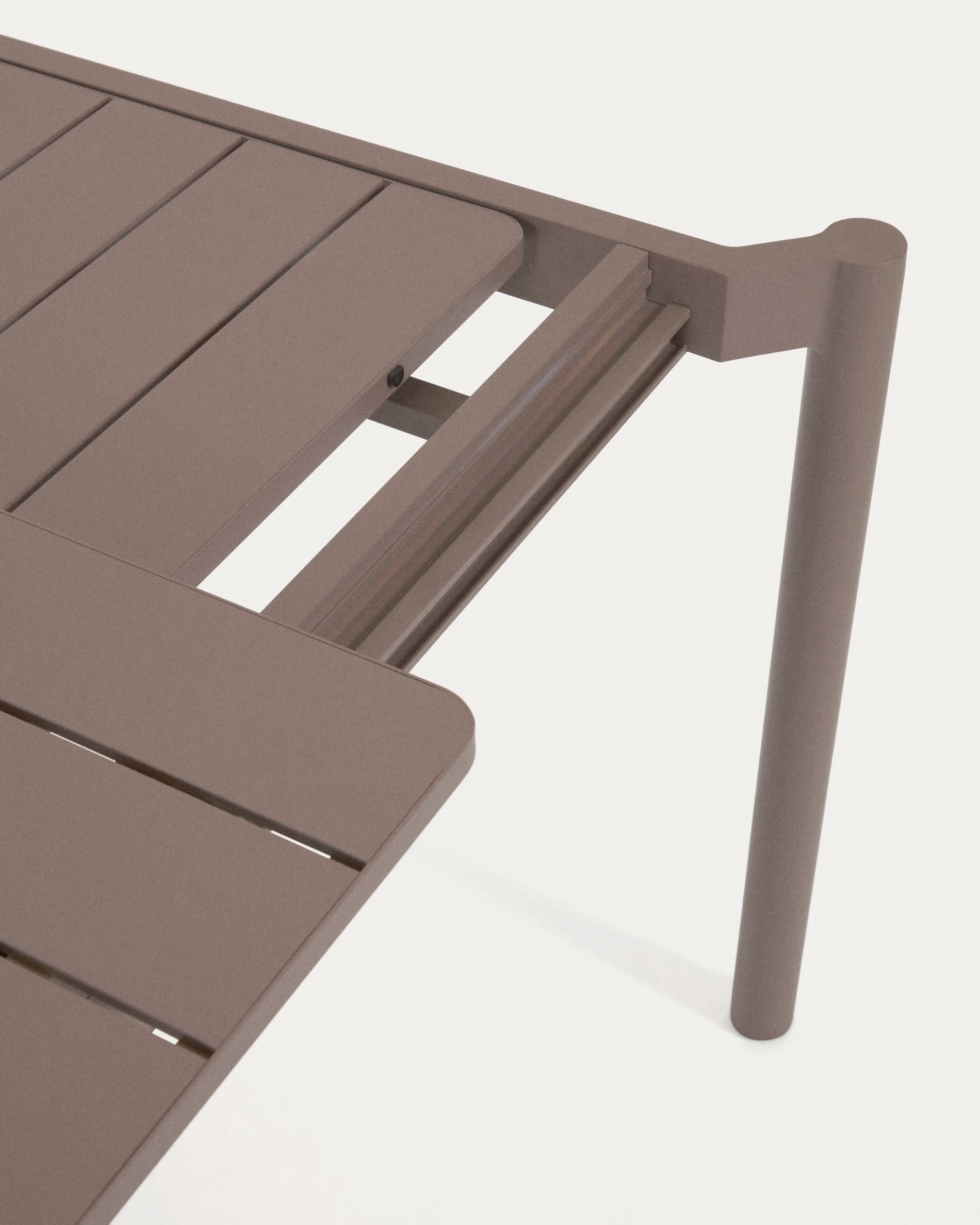 Eleganter, ausziehbarer Outdoor-Tisch aus Aluminium in Mattbraun, ideal für gesellige Runden im Garten.