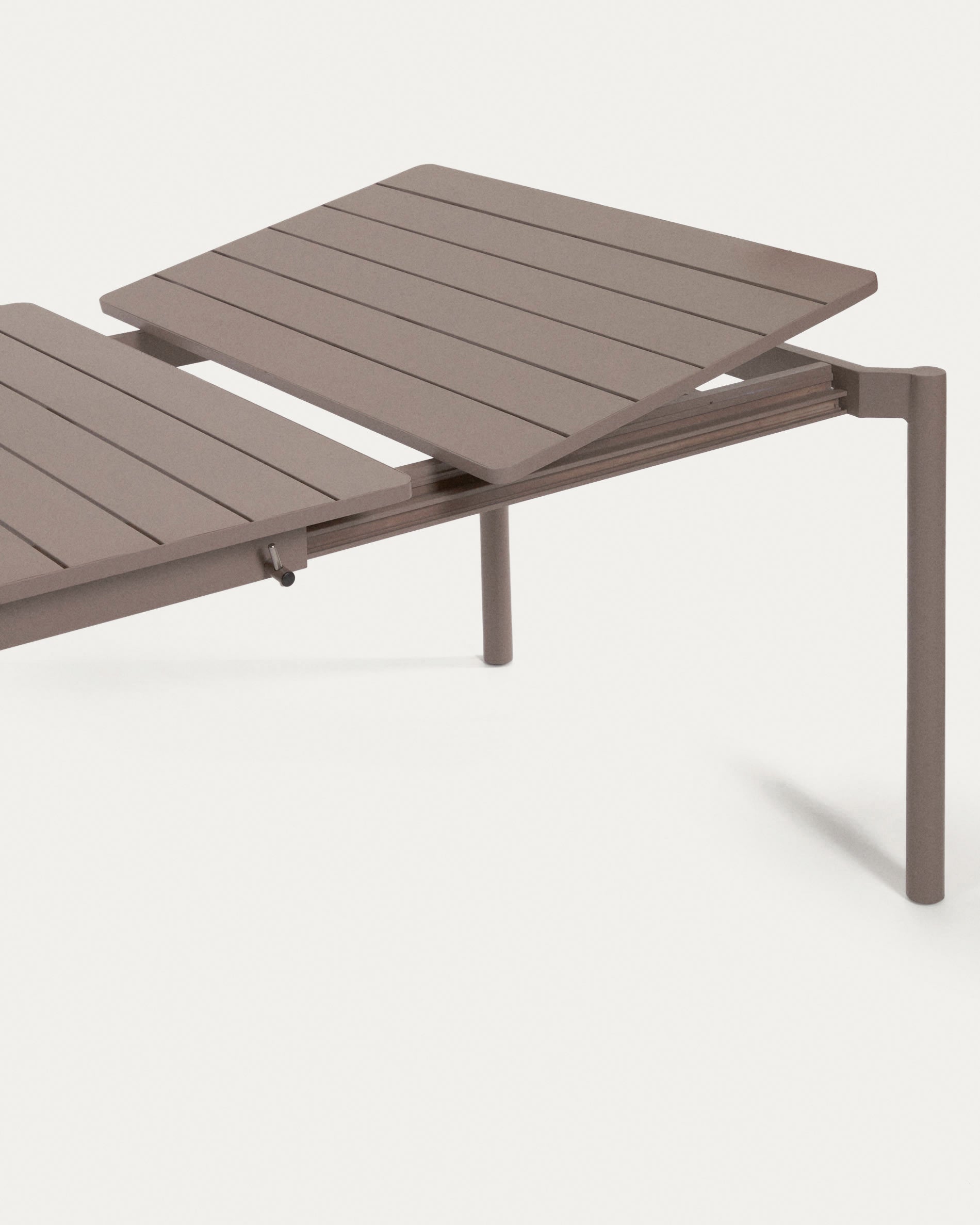 Eleganter, ausziehbarer Outdoor-Tisch aus Aluminium in Mattbraun, ideal für gesellige Runden im Garten.