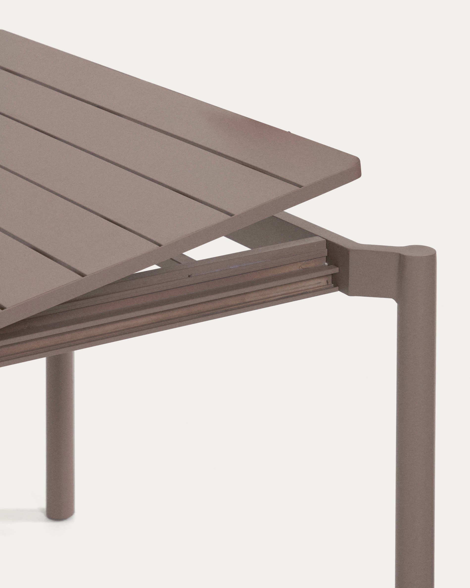 Eleganter, ausziehbarer Outdoor-Tisch aus Aluminium in Mattbraun, ideal für gesellige Runden im Garten.