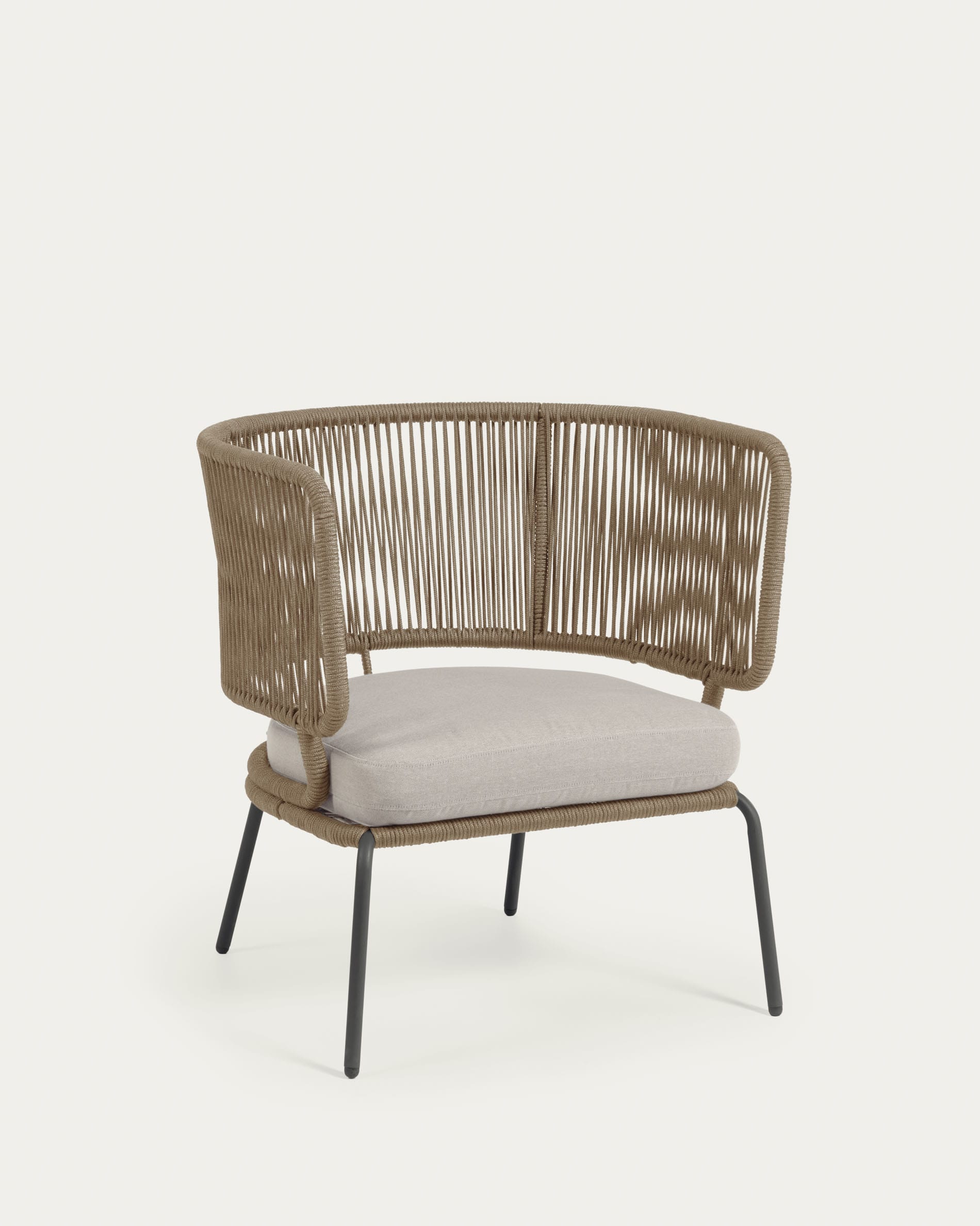 3D-Modell des Nadin Sessels: Beiges Seil, verzinkter Stahl, wetterfest, ideal für elegante Outdoor-Bereiche.