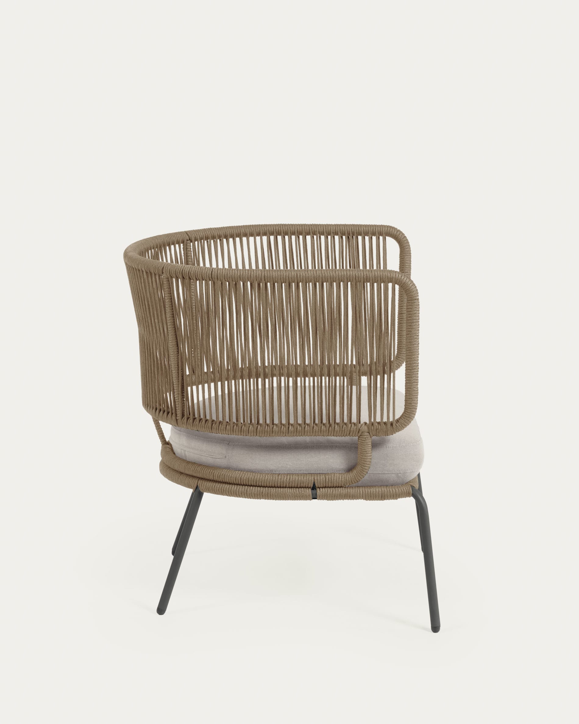 Nadin Sessel: Stilvolles Design aus beigem Seil und Stahlbeinen.