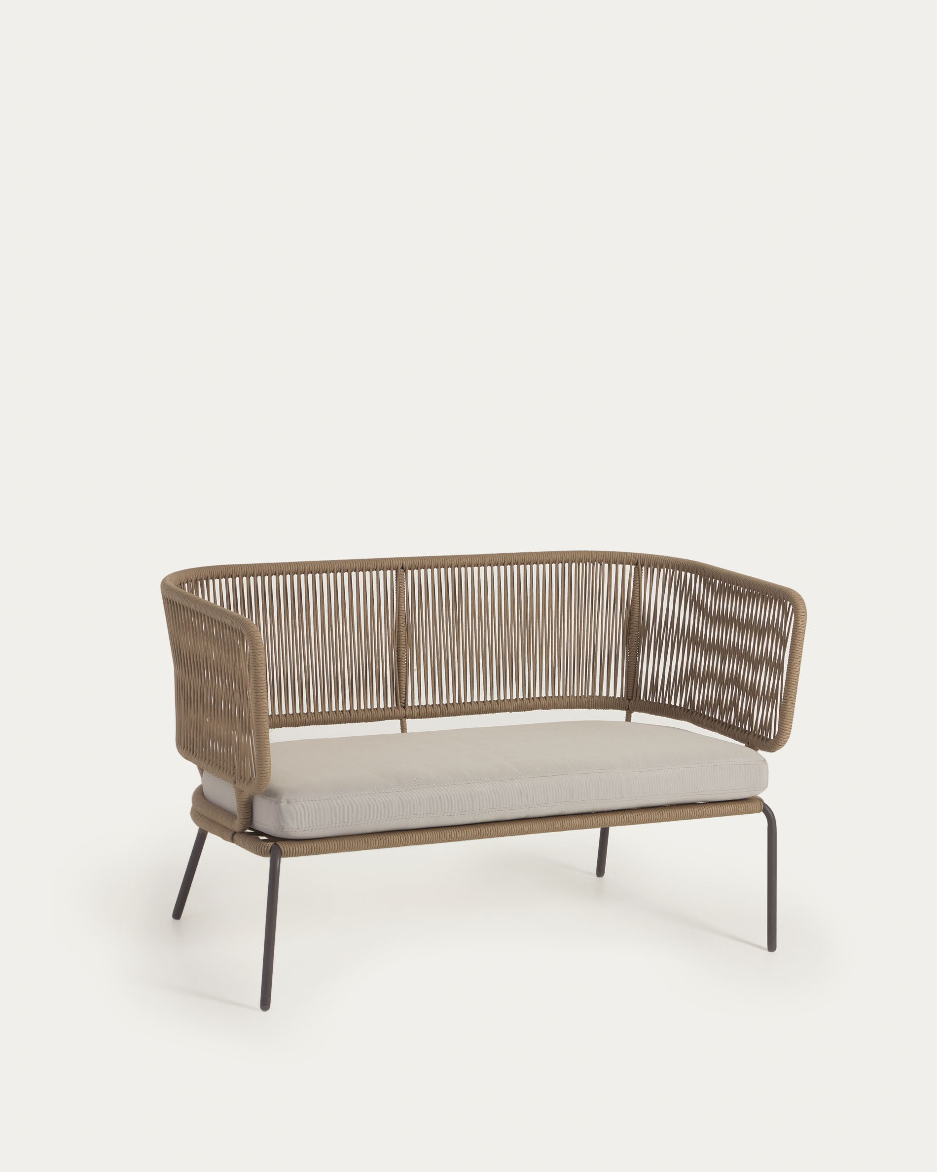 Das Nadin 2-Sitzer Sofa kombiniert beiges Seilgeflecht mit verzinkten Stahlbeinen für stilvolle Outdoor-Möbel.