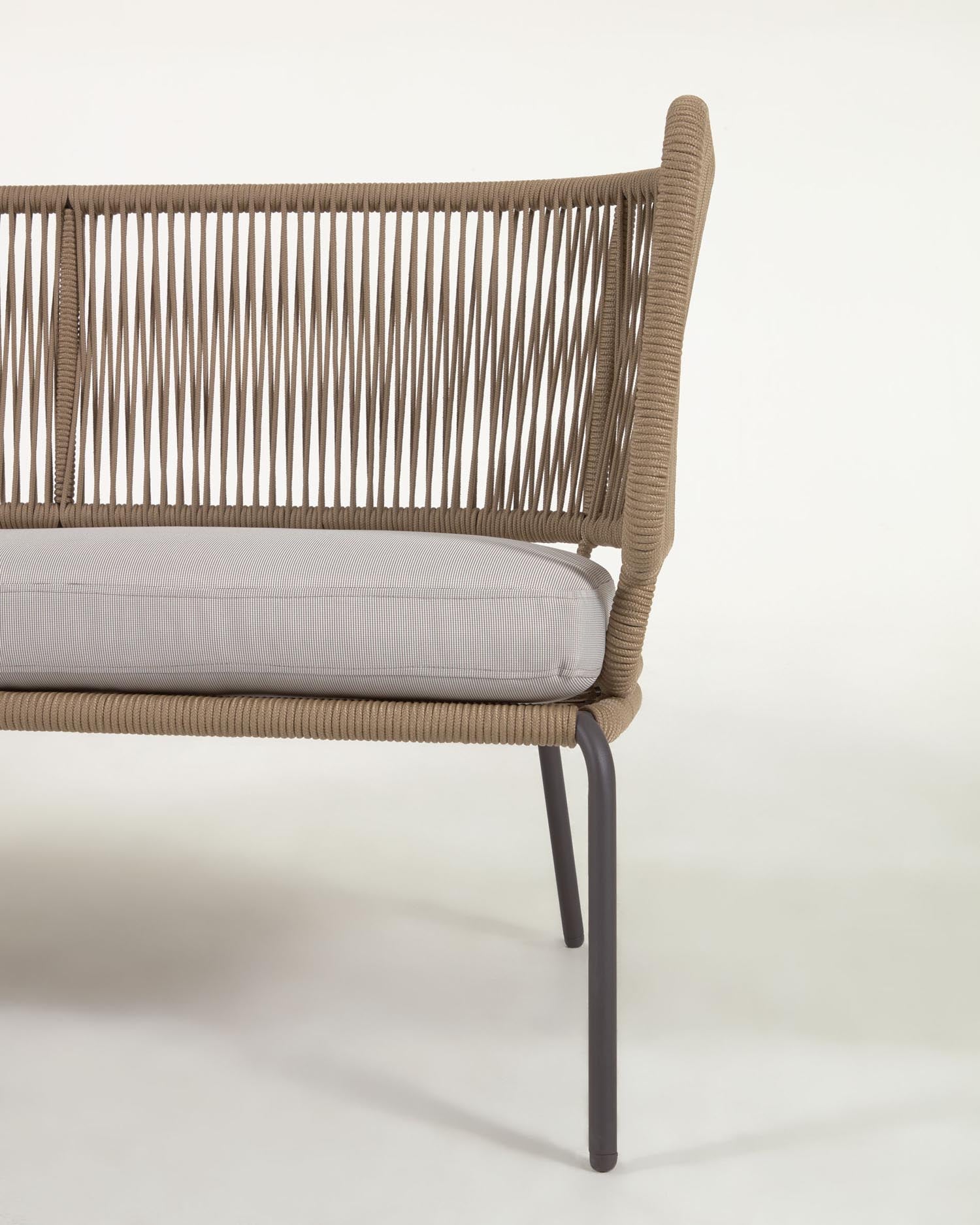 Das Nadin 2-Sitzer Sofa aus beigem Seil und verzinktem Stahl bietet modernes Design und Komfort für Ihren Außenbereich.