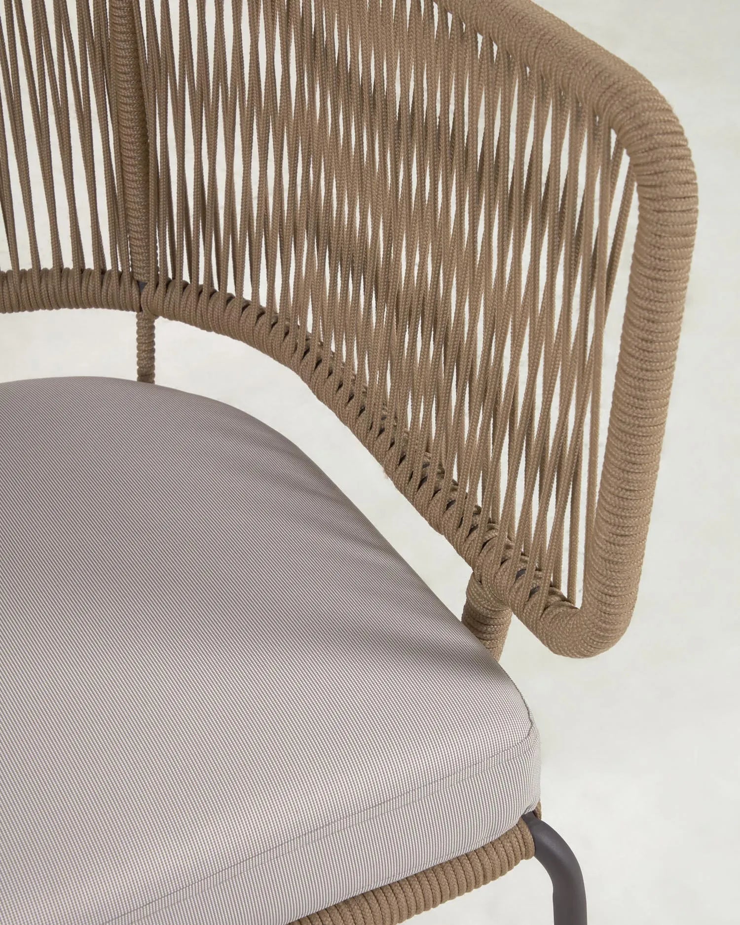 Das Nadin 2-Sitzer Sofa kombiniert beiges Seil und verzinkten Stahl für stilvollen Komfort in Ihrem Außenbereich.