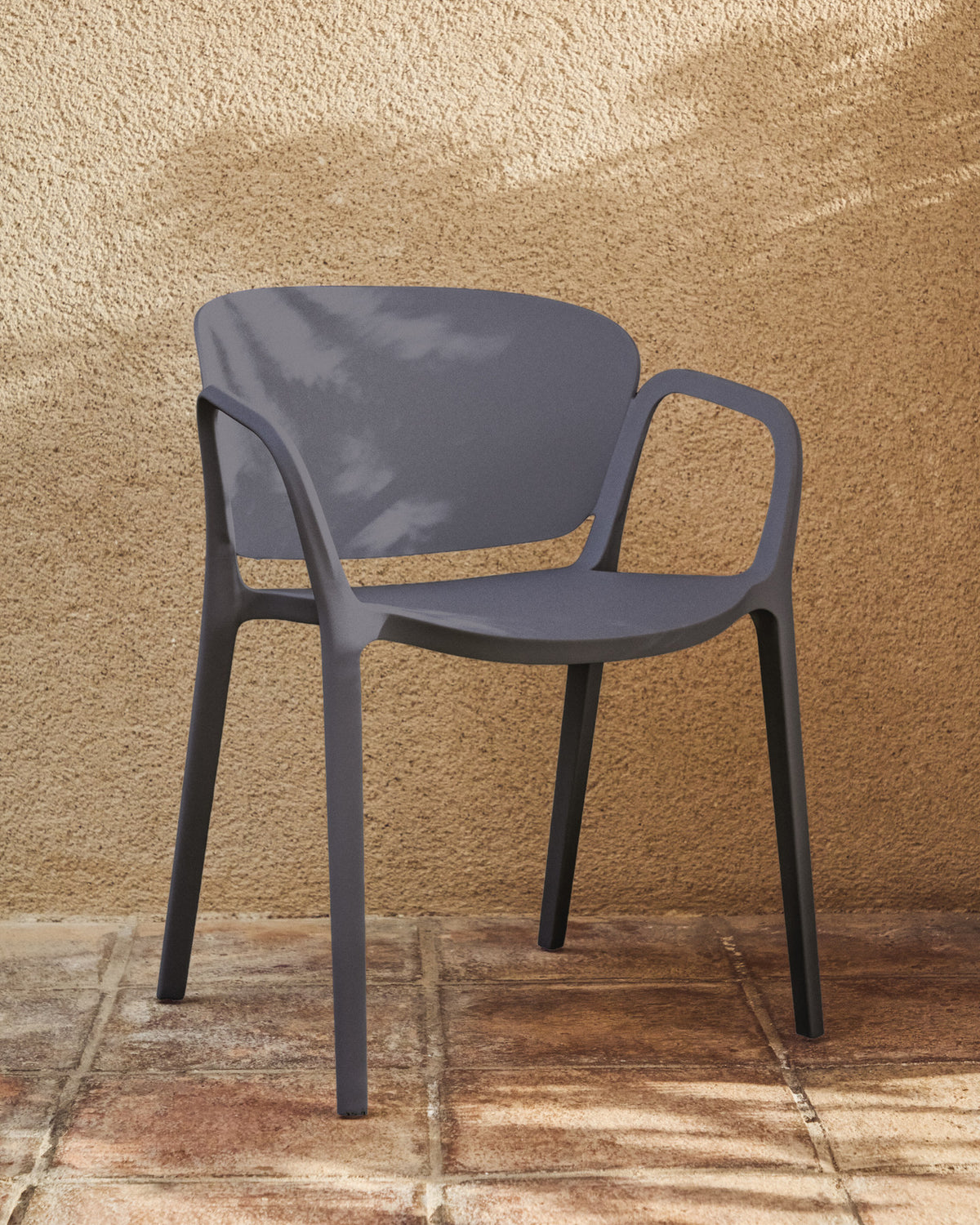 Stapelbarer Outdoor-Stuhl Ania in Dunkelgrau in Graphit, Schwarz präsentiert im Onlineshop von KAQTU Design AG. Gartenstuhl ist von Kave Home