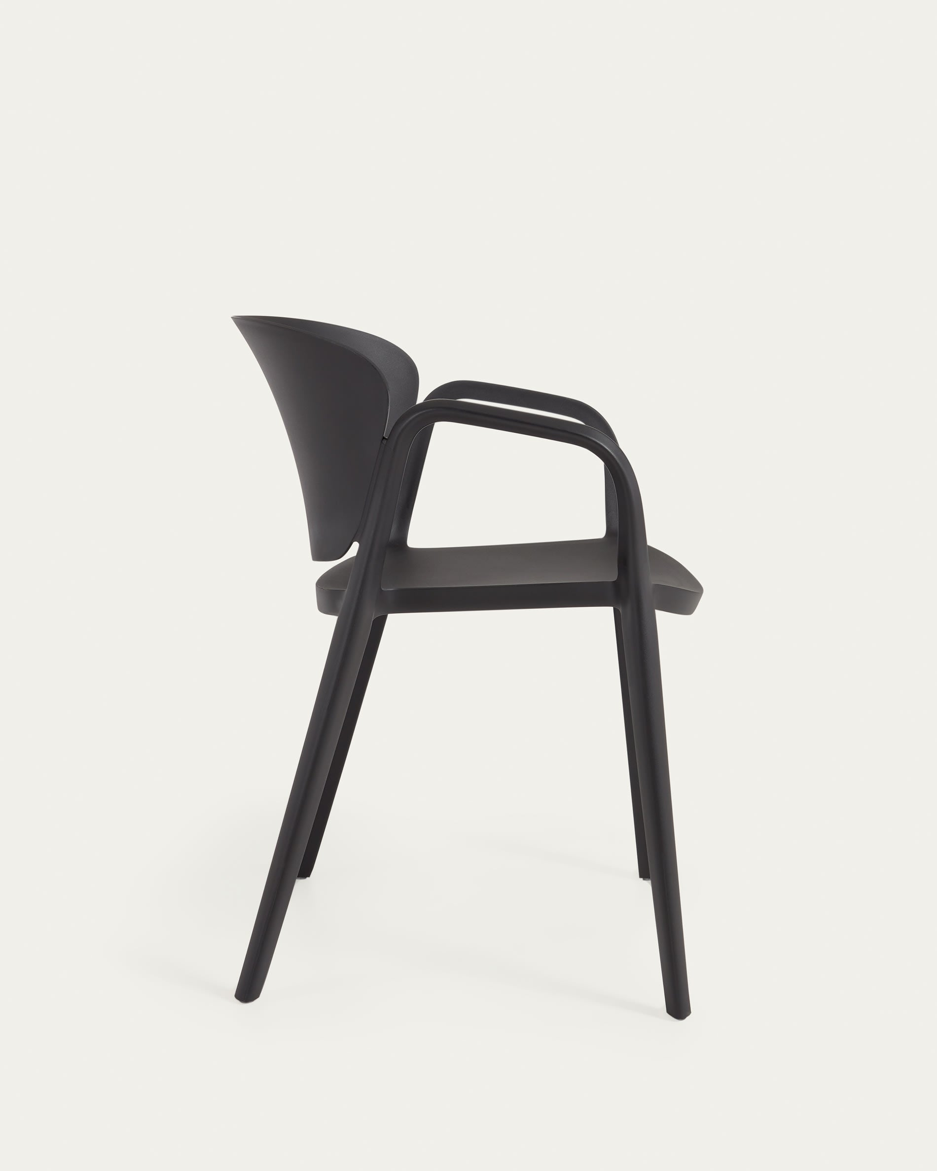 Ania Stuhl: Robuster, stapelbarer Outdoor-Komfort in elegantem Schwarz.