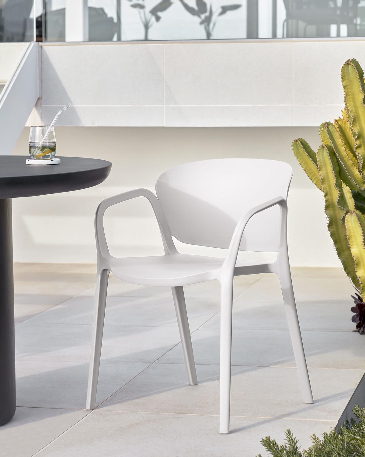 Robuster Ania Outdoor-Stuhl in Weiss, ideal für Garten und Terrasse.