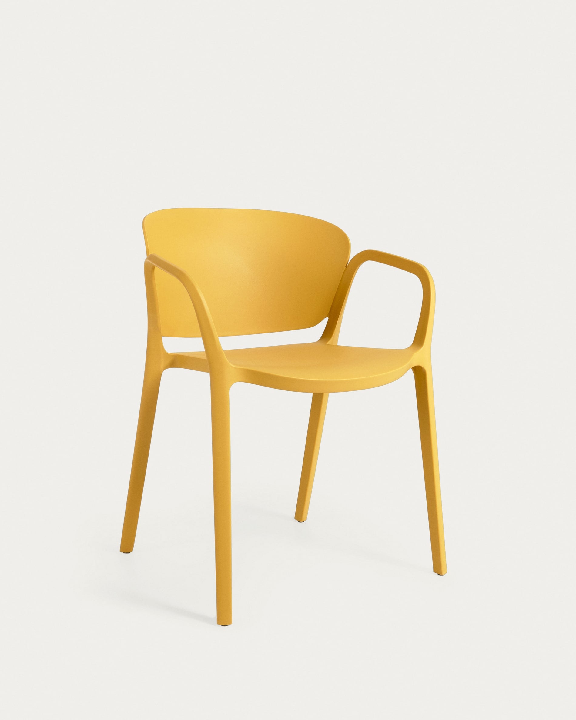 3D-Modell des Ania Stuhls: Gelb, stapelbar, UV-beständig, ergonomisch, ideal für Garten und Terrasse.