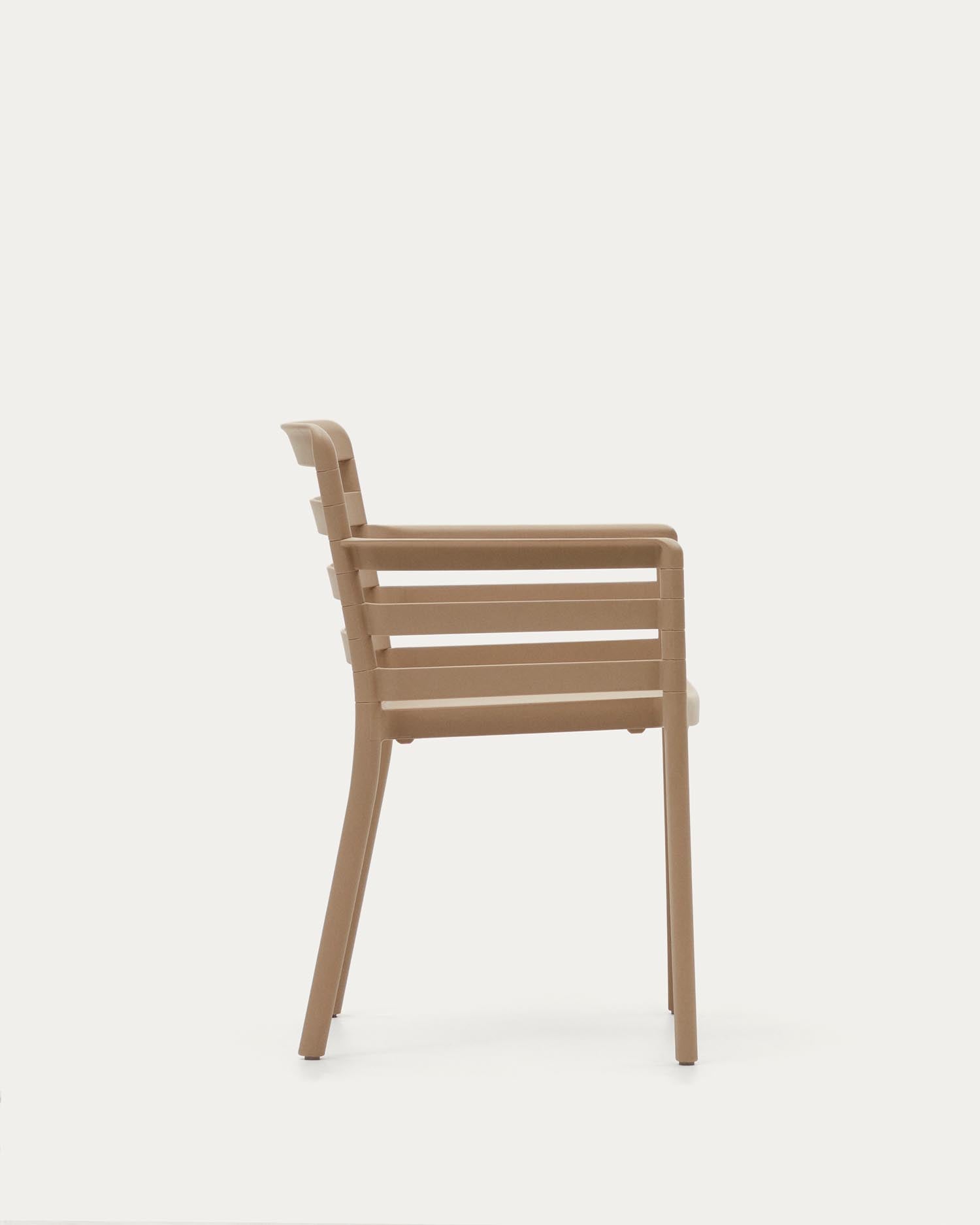 Nariet stapelbarer Gartenstuhl aus Kunststoff in Beige in Beige präsentiert im Onlineshop von KAQTU Design AG. Gartenstuhl ist von Kave Home