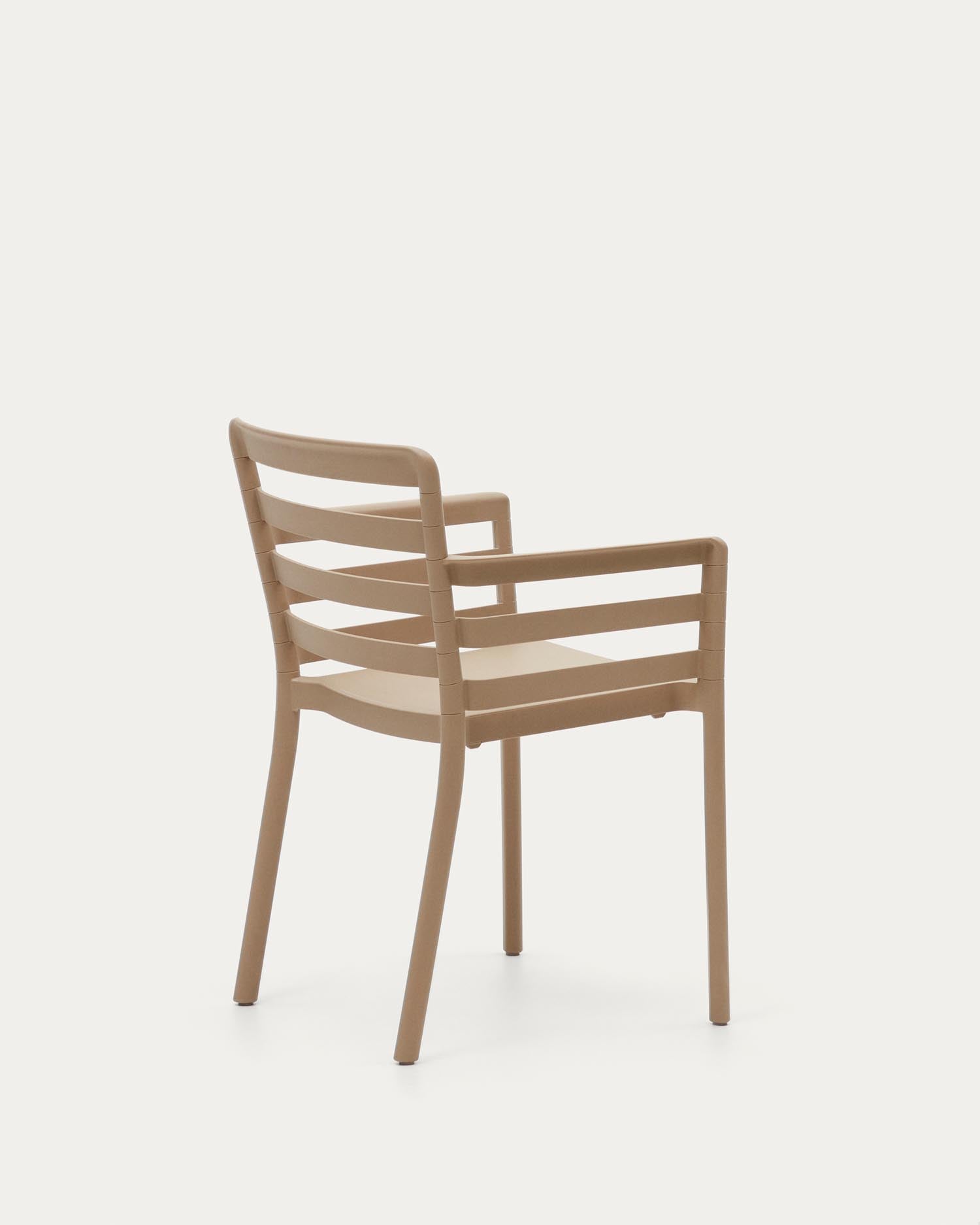 Beige Gartenstuhl aus robustem, recycelbarem Kunststoff. Stapelbar, leicht und ideal für stilvolle Terrassen und Gärten.