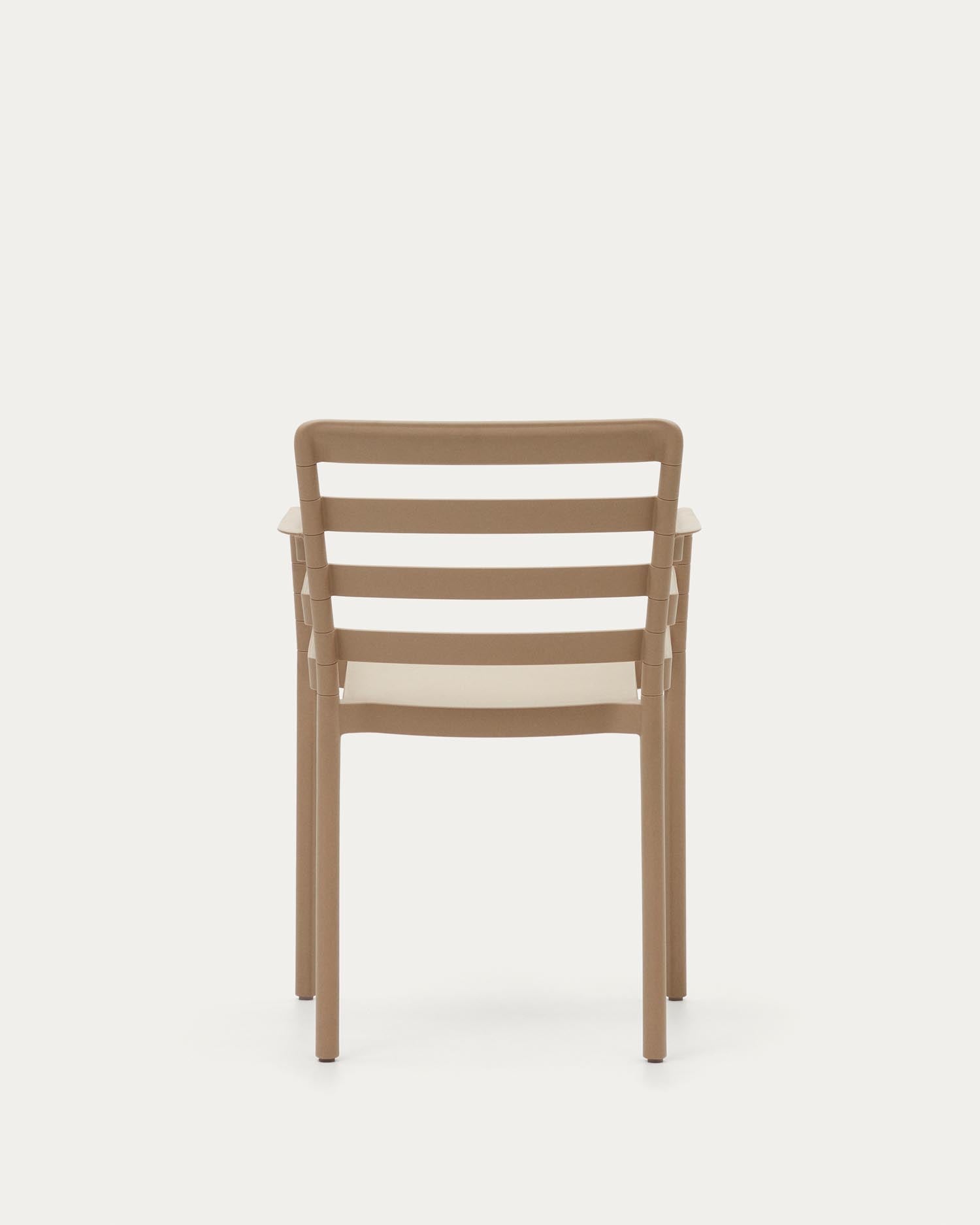 Moderner Gartenstuhl Nariet von Kave Home, beige, stapelbar, aus langlebigem Kunststoff, perfekt für stilvolle Aussenbereiche.