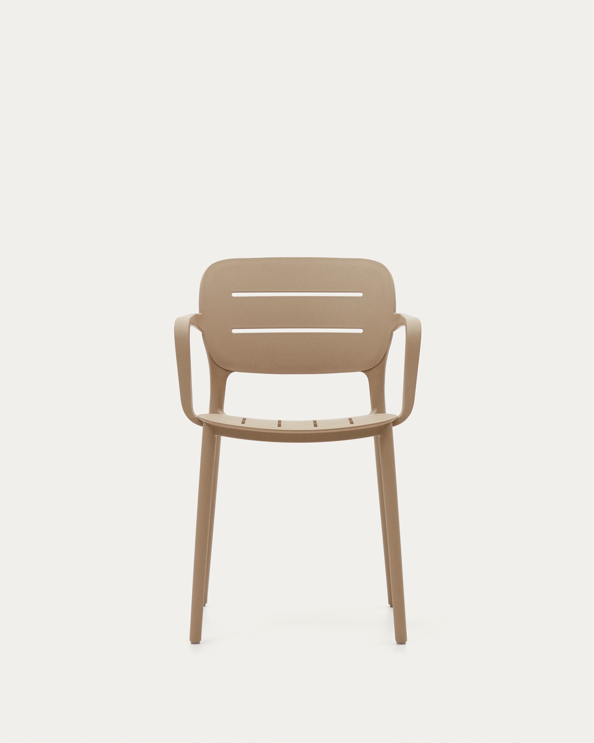 Stapelbarer Gartenstuhl Morella in Beige von Kave Home. Robustes, UV-beständiges Material für stilvolle und praktische Nutzung im Freien.