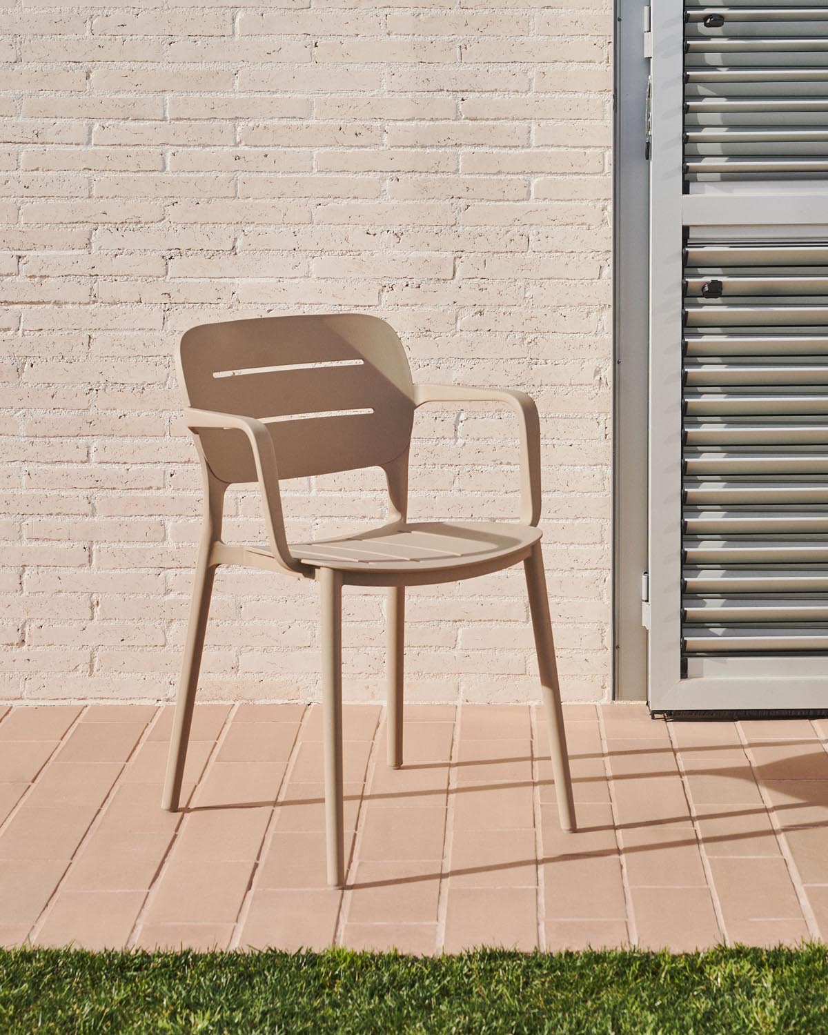 Morella stapelbarer Gartenstuhl in Beige in Beige präsentiert im Onlineshop von KAQTU Design AG. Gartenstuhl mit Armlehnen ist von Kave Home