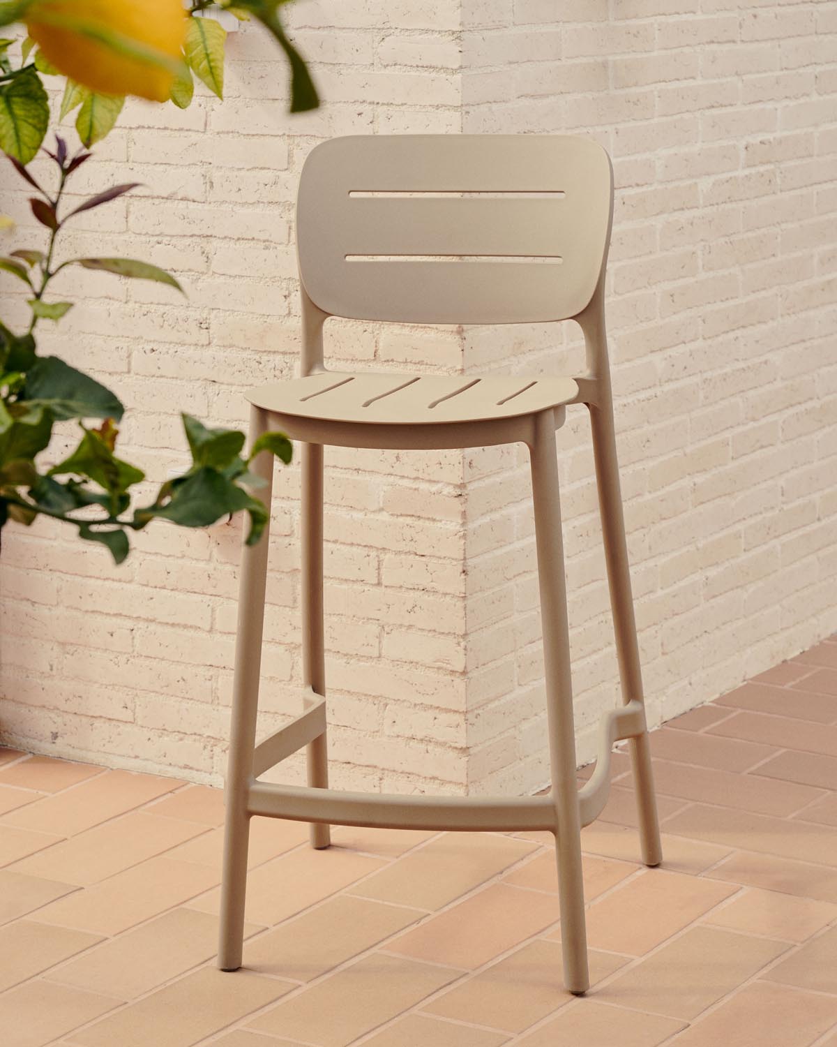 Morella Outdoor-Hocker aus Kunststoff in Beige Höhe 65 cm in Beige präsentiert im Onlineshop von KAQTU Design AG. Hocker Outdoor ist von Kave Home