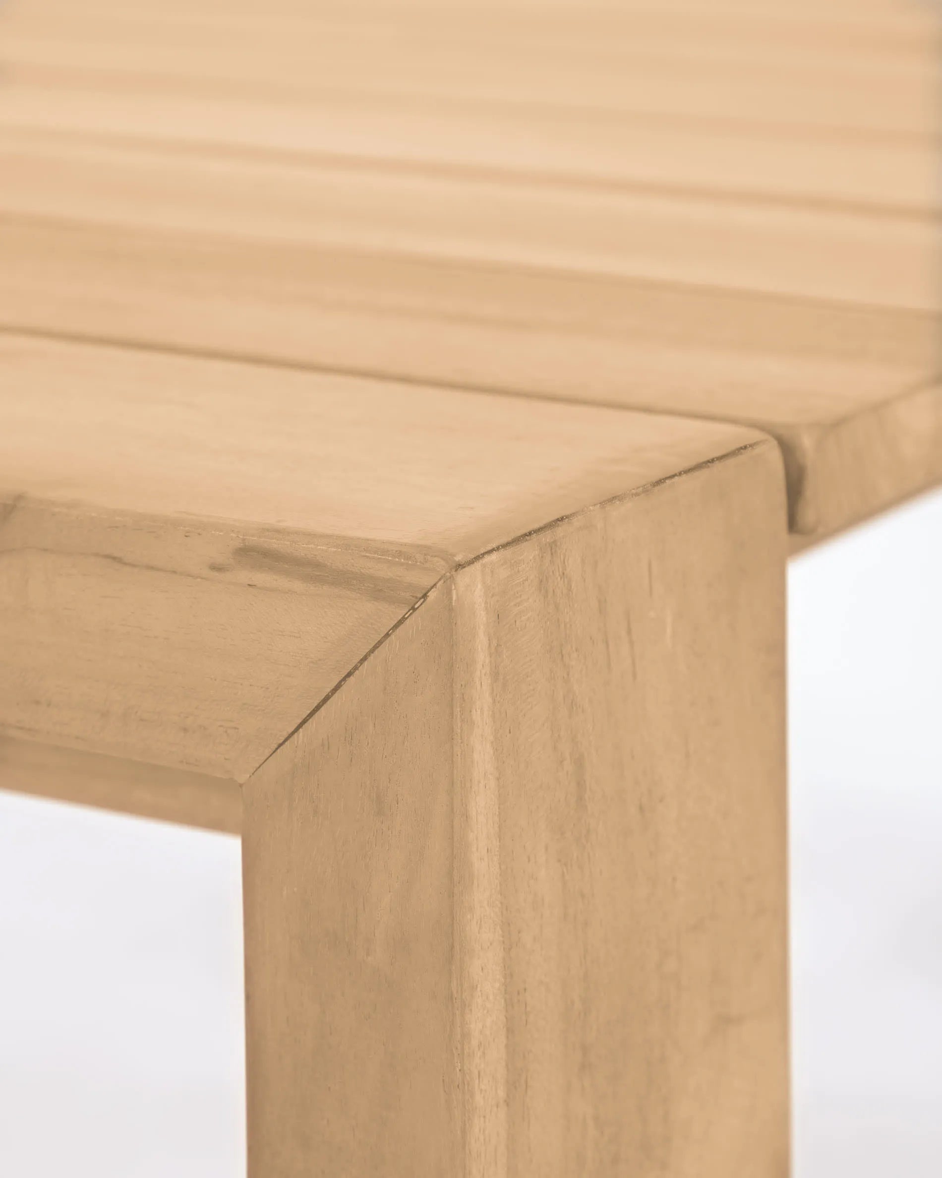 Massiver Teakholz-Outdoortisch von Kave Home, 160 x 90 cm, ideal für elegante Außenbereiche und langlebige Nutzung.