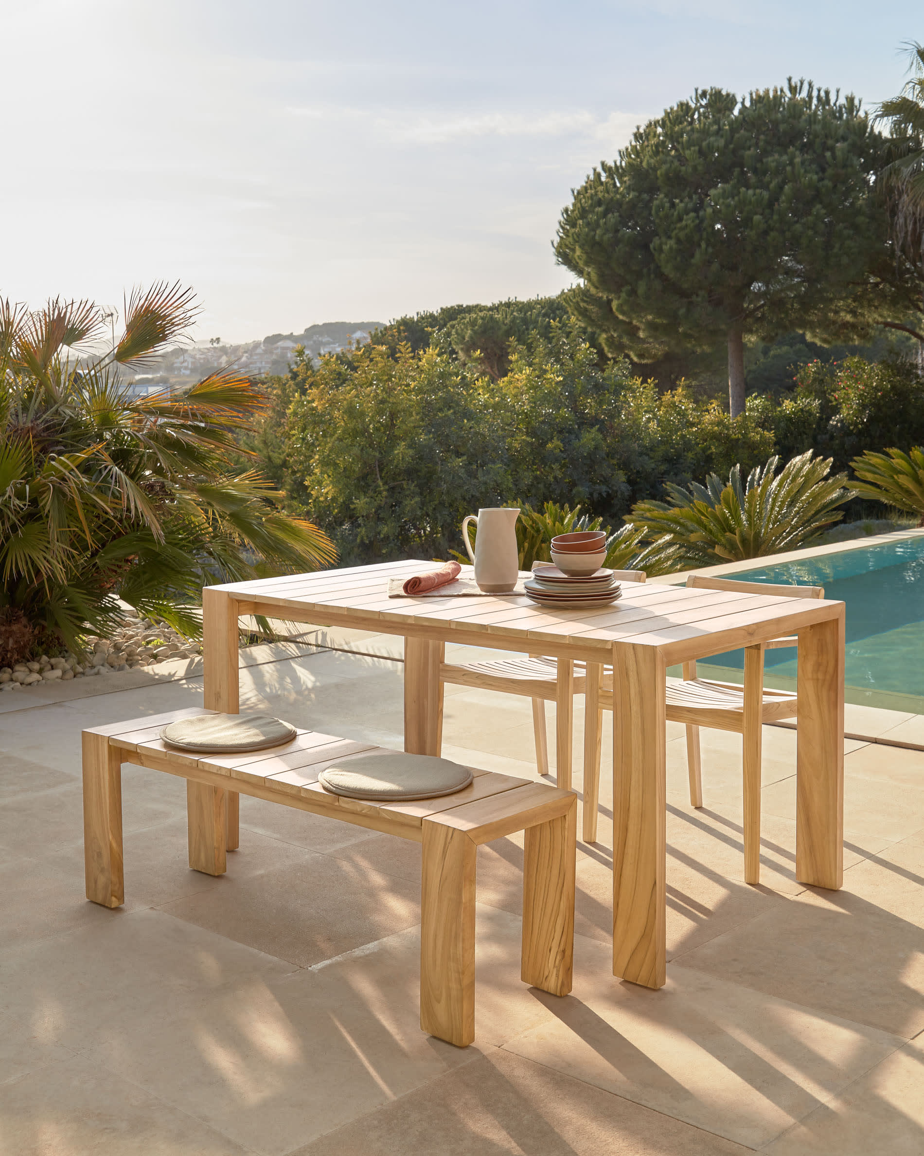 Massiver Teakholz-Outdoortisch von Kave Home, 160 x 90 cm, ideal für elegante Außenbereiche und langlebige Nutzung.