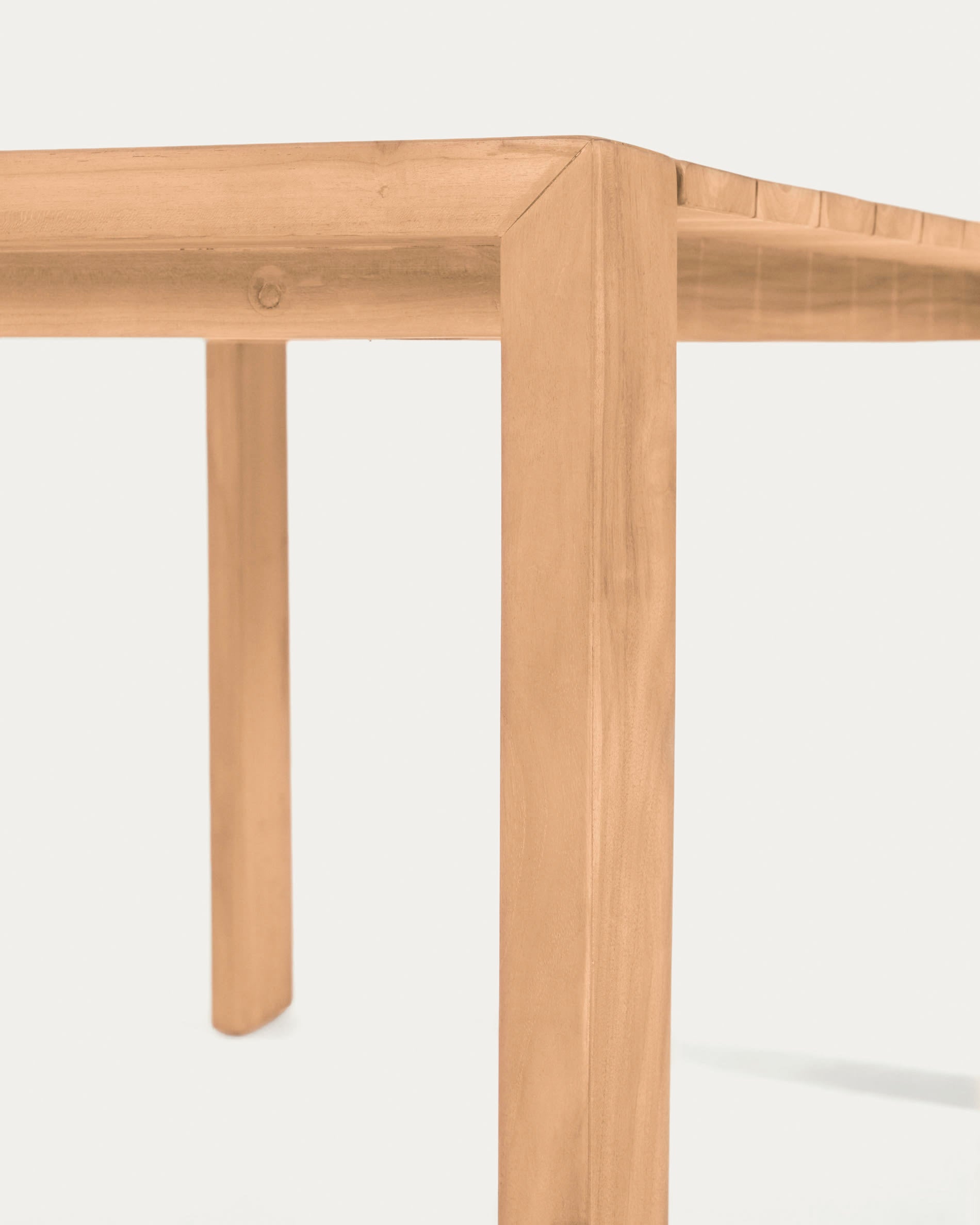 Eleganter Outdoortisch aus massivem Teakholz, 240 x 110 cm, von Kave Home. Perfekt für stilvolle Außenbereiche.