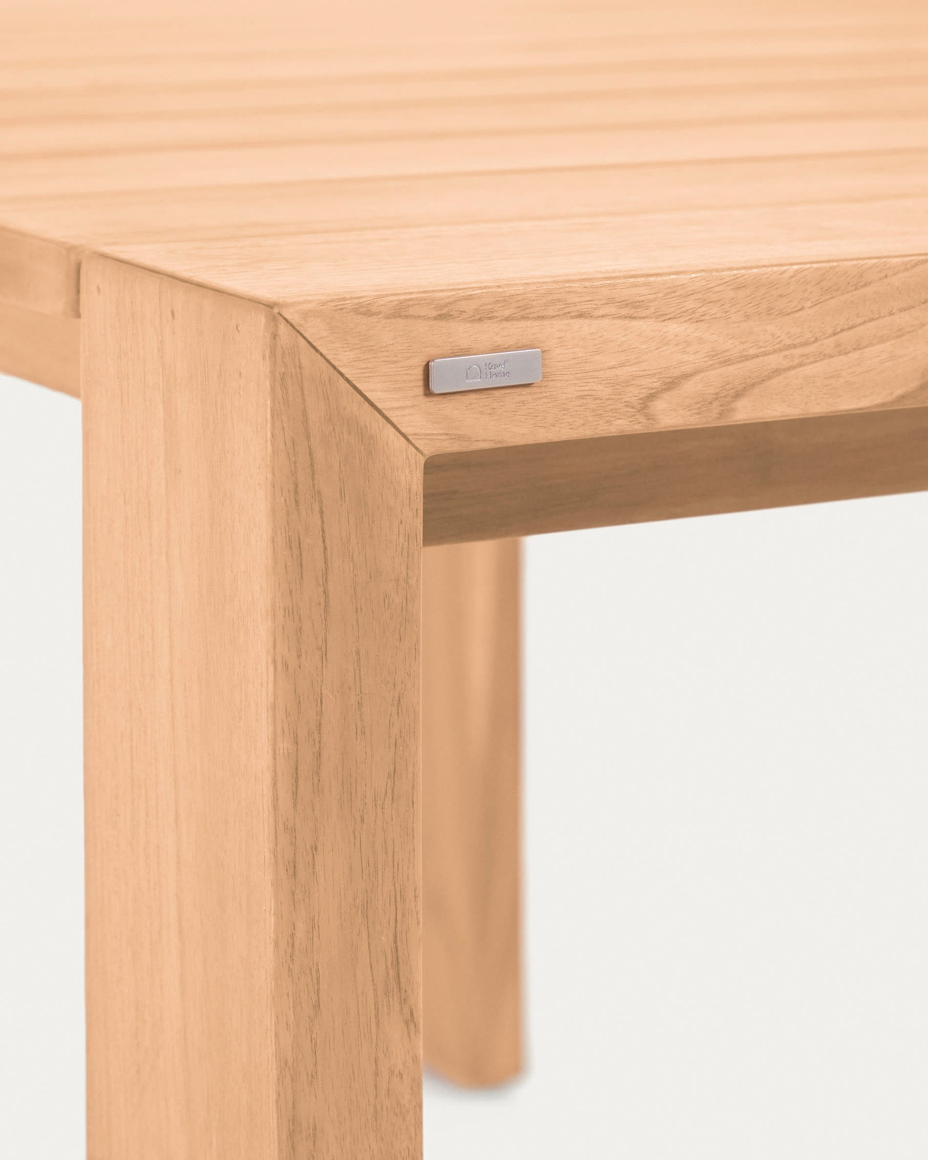 Robuster Outdoortisch aus hochwertigem Teakholz, 240 x 110 cm, von Kave Home. Ideal für elegante Außenbereiche.
