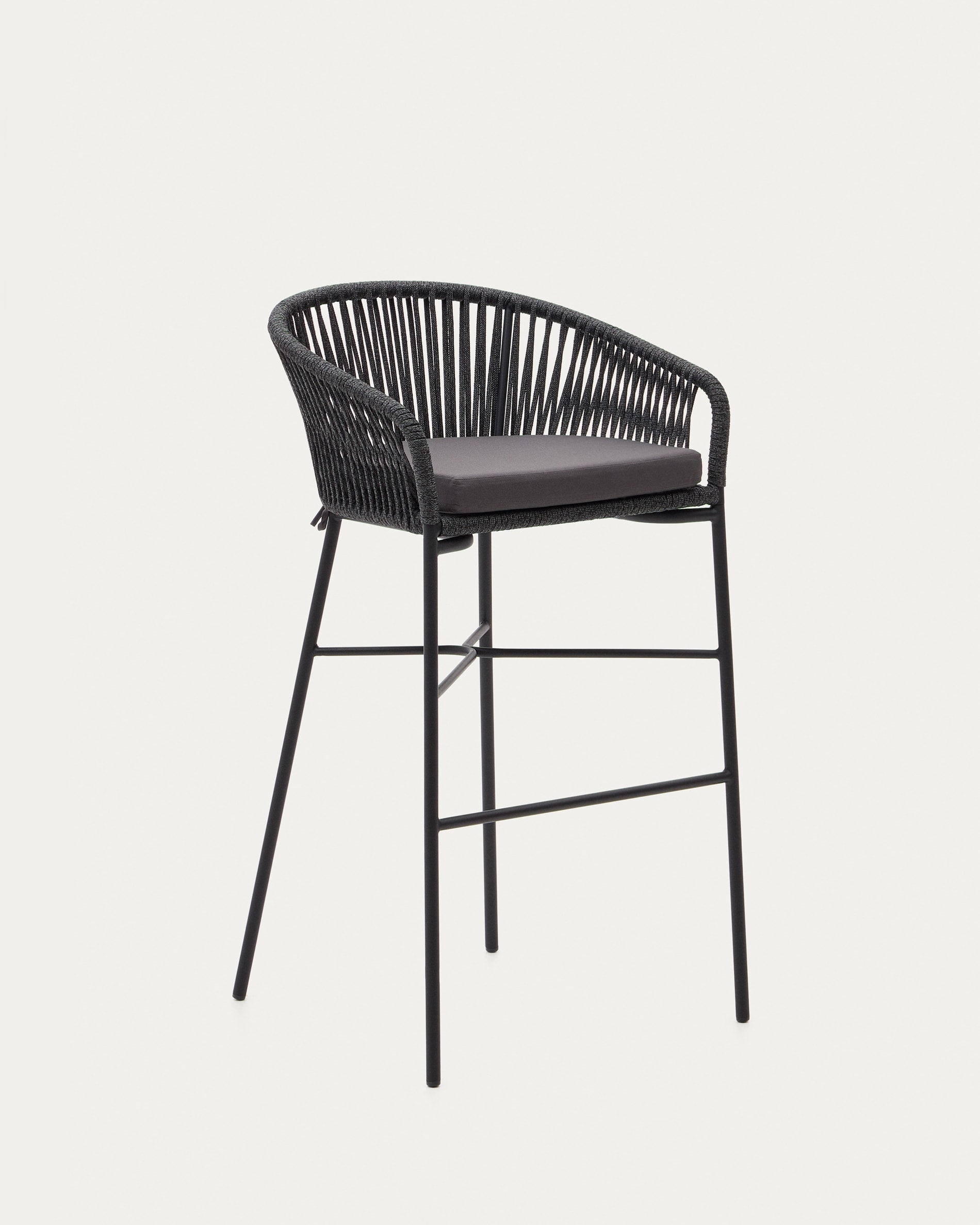 3D-Modell des Yanet Hockers: schwarzes Seil, 80 cm hoch, stapelbar, robust, ideal für Outdoor-Bars, AR-kompatibel.