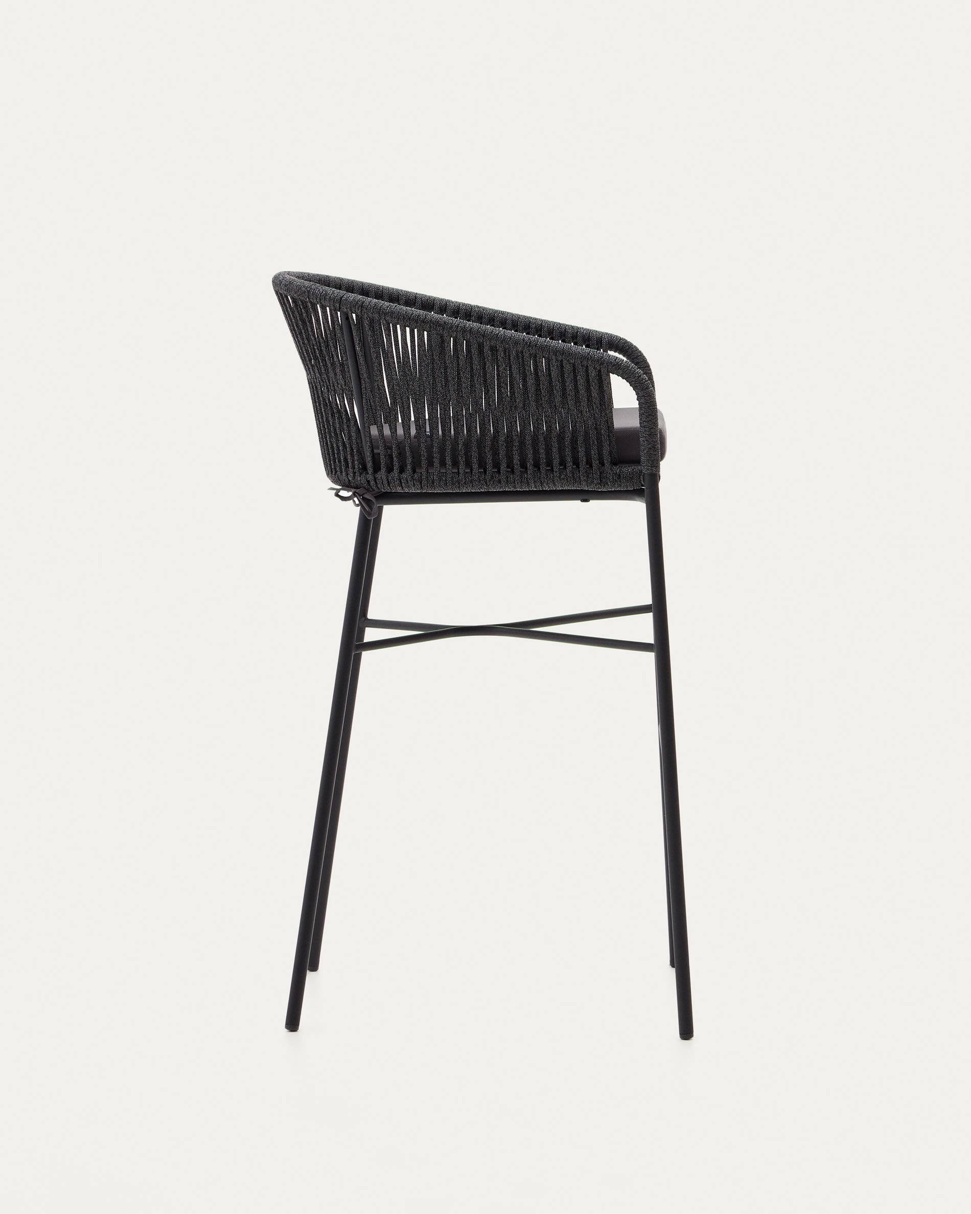 Moderner Yanet Hocker, stapelbar, 80 cm, aus schwarzem Seil, Kave Home.