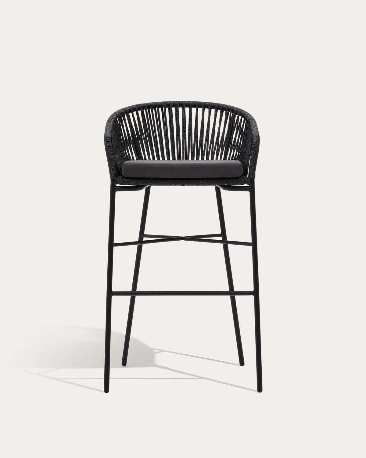 Yanet Hocker aus schwarzem Seil und verzinktem Stahl, Höhe 80 cm in Schwarz präsentiert im Onlineshop von KAQTU Design AG. Outdoor-Barstuhl mit Armlehne ist von Kave Home