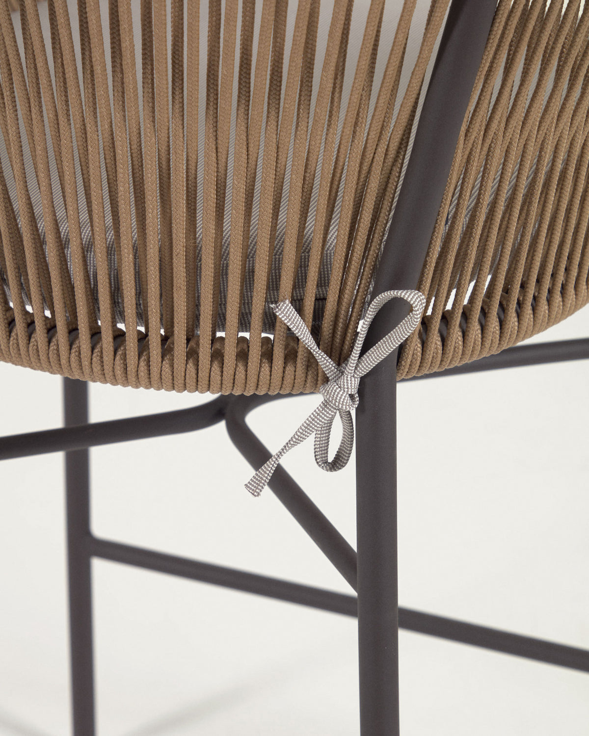 Yanet Hocker aus beigem Seil und verzinktem Stahl, Höhe 80 cm in Beige präsentiert im Onlineshop von KAQTU Design AG. Outdoor-Barstuhl mit Armlehne ist von Kave Home