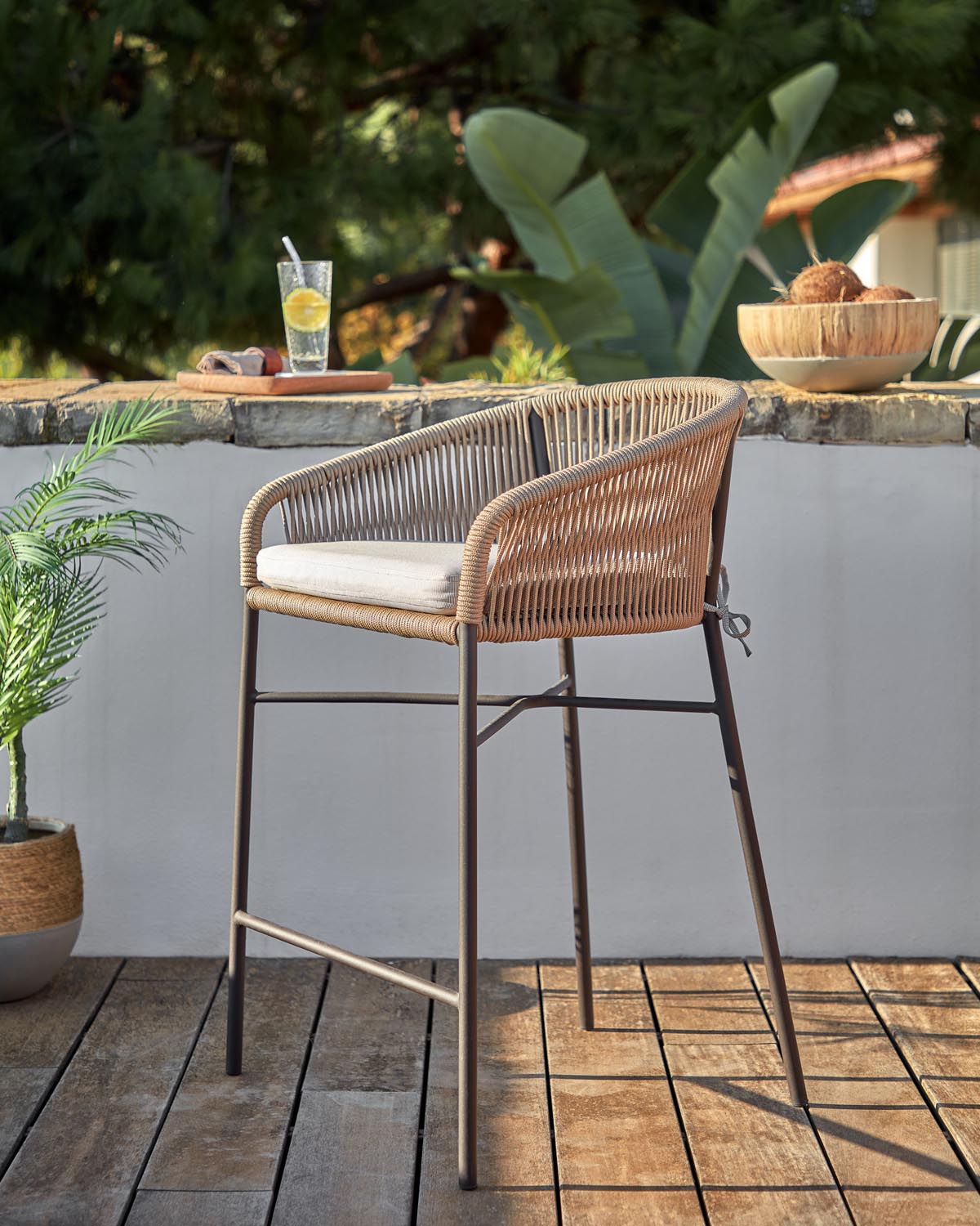 Yanet Hocker aus beigem Seil und verzinktem Stahl Höhe 80 cm in Beige präsentiert im Onlineshop von KAQTU Design AG. Hocker Outdoor ist von Kave Home