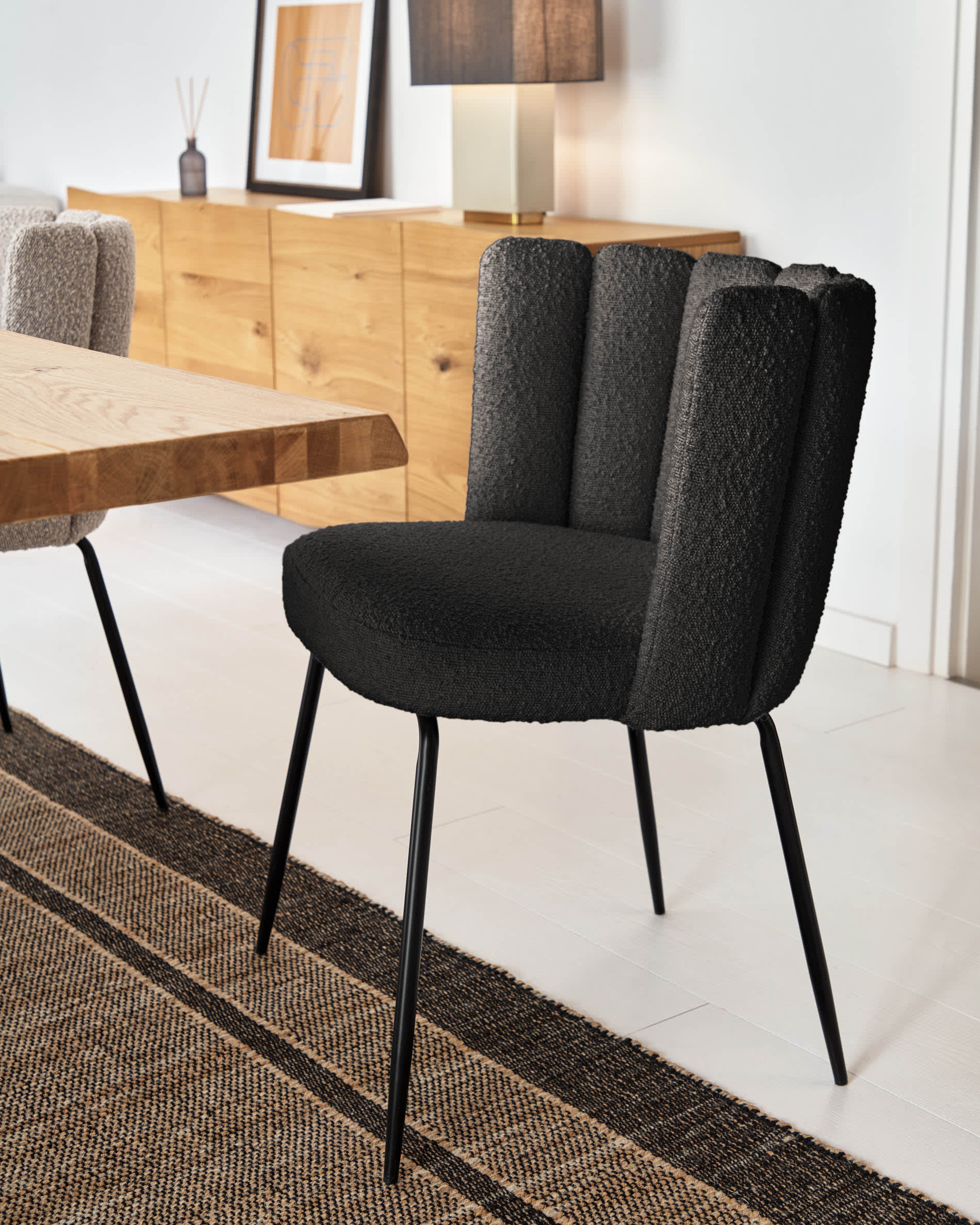 Moderner Lotty Tisch aus Eichenfurnier mit Glasbeinen, 180 x 100 cm, vereint Eleganz und Funktionalität für Ihr Zuhause.