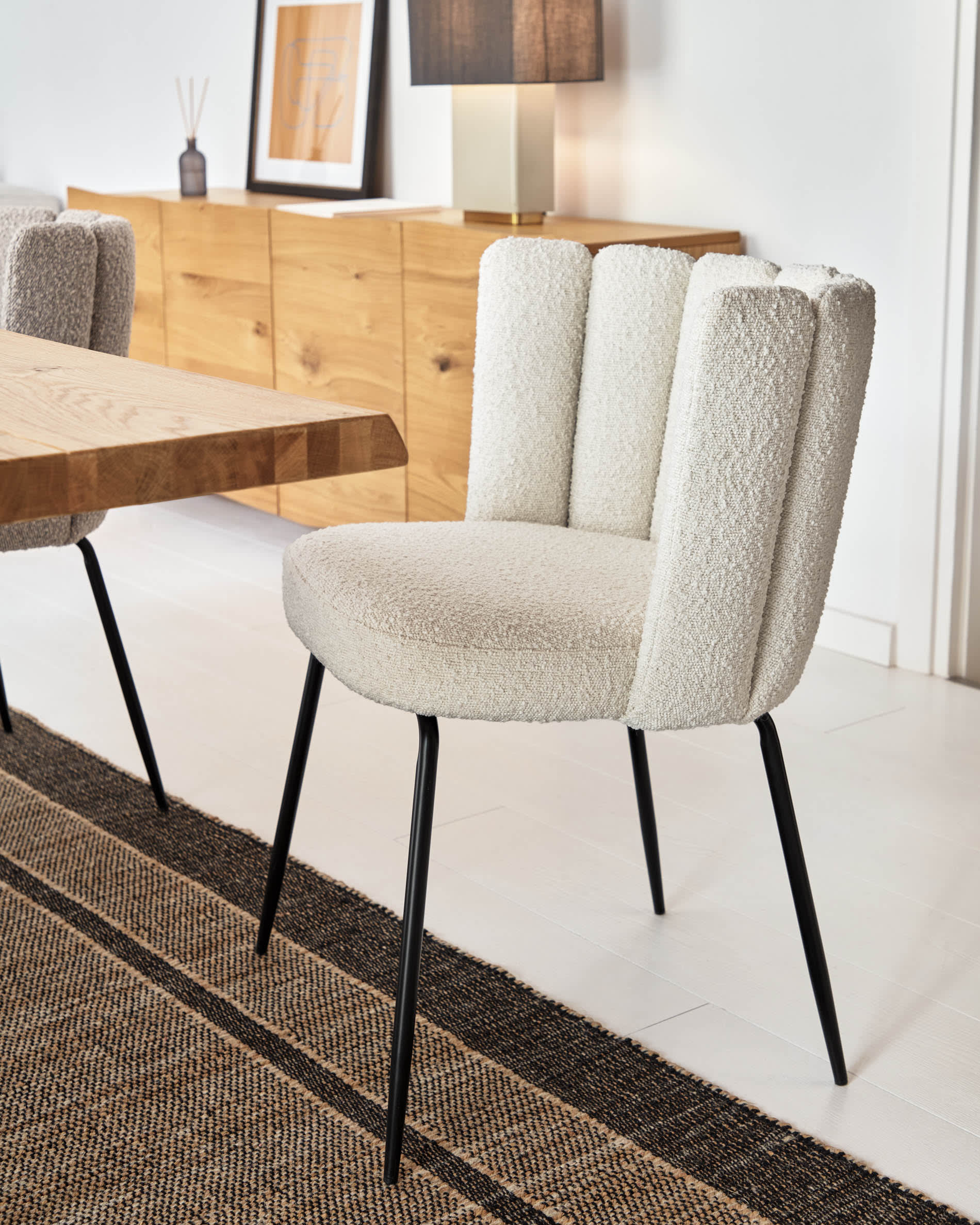 Eleganter Lotty Tisch von Kave Home, 180 x 100 cm, aus Eichenfurnier mit Glasbeinen. Ideal für stilvolle Essbereiche und gesellige Runden.