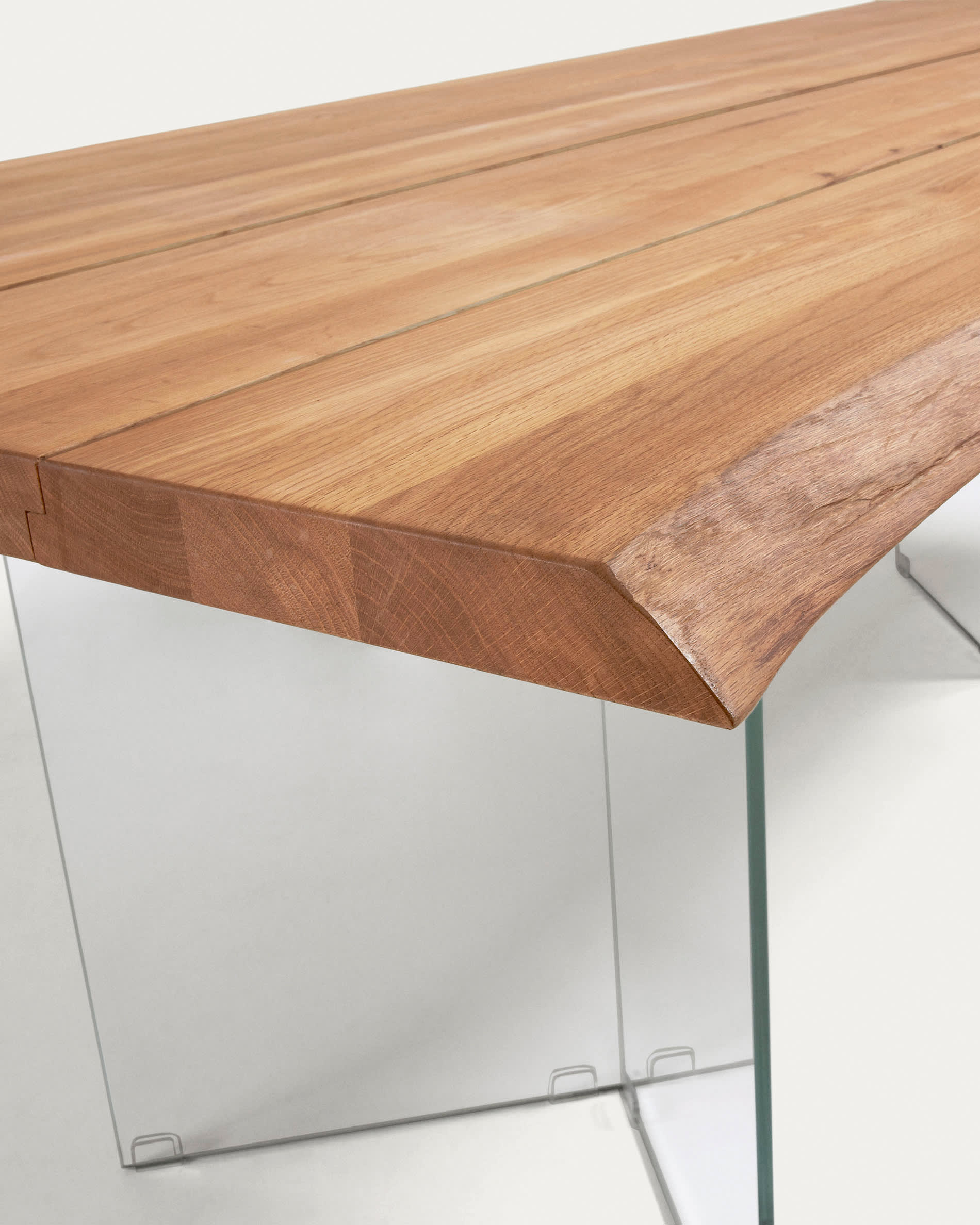 Moderner Lotty Tisch aus Eichenfurnier mit natürlichem Finish und Glasbeinen, 160x90 cm, ideal für stilvolle Esszimmer.