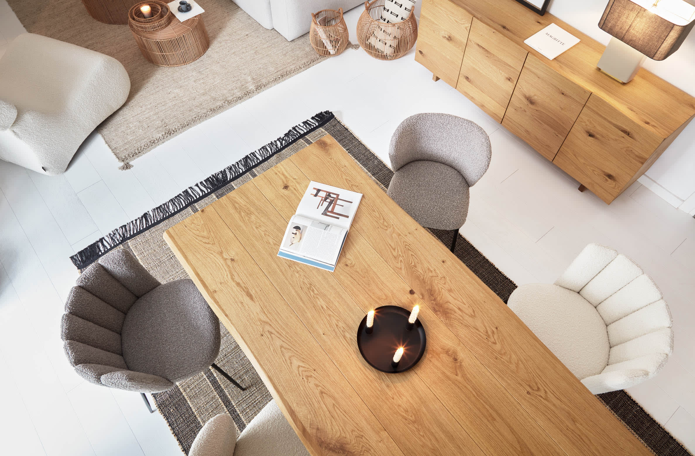 Moderner Lotty Tisch aus Eichenfurnier mit natürlichem Finish und Glasbeinen, 160x90 cm, ideal für stilvolle Esszimmer.