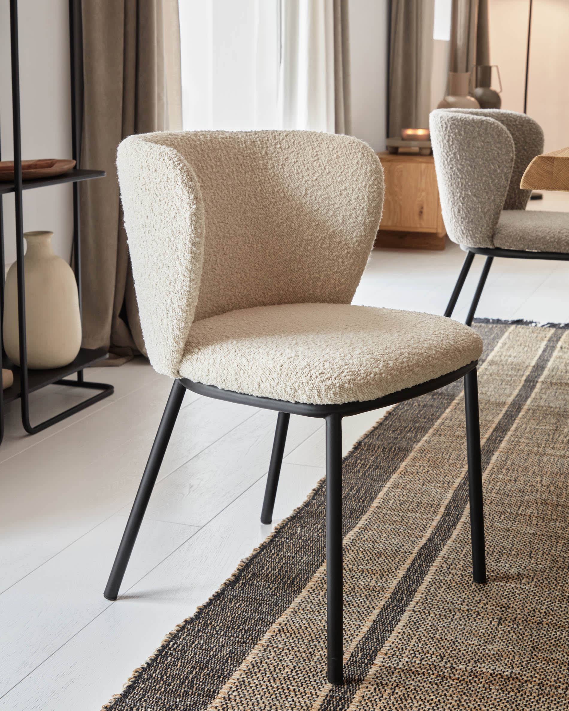 Moderner Lotty Tisch aus Eichenfurnier mit natürlichem Finish und Glasbeinen, 160x90 cm, ideal für stilvolle Esszimmer.