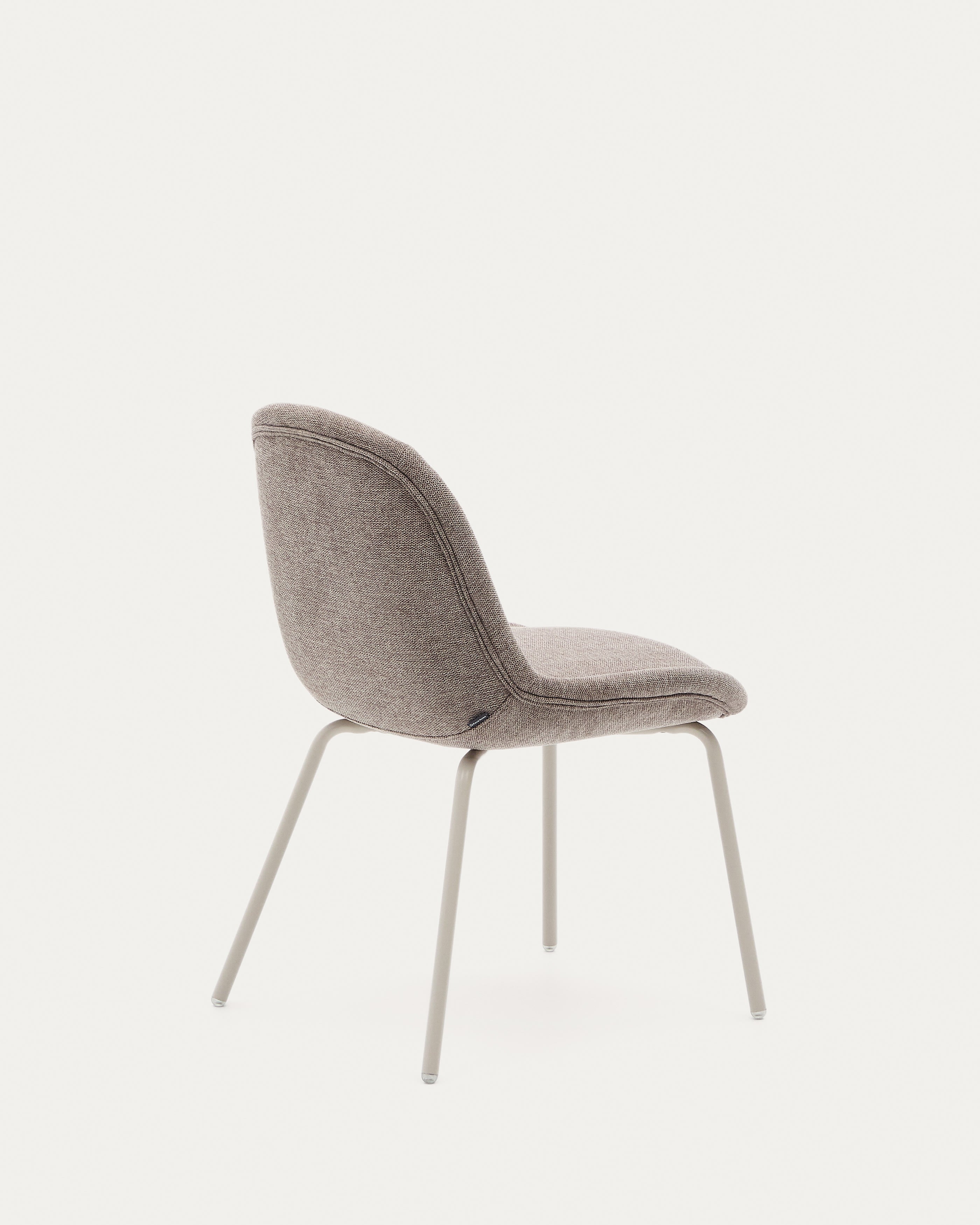 Eleganter Aimin Stuhl mit hellbraunem Chenillebezug, stabilen beigen Stahlbeinen und nachhaltigem FSC-zertifiziertem Design.
