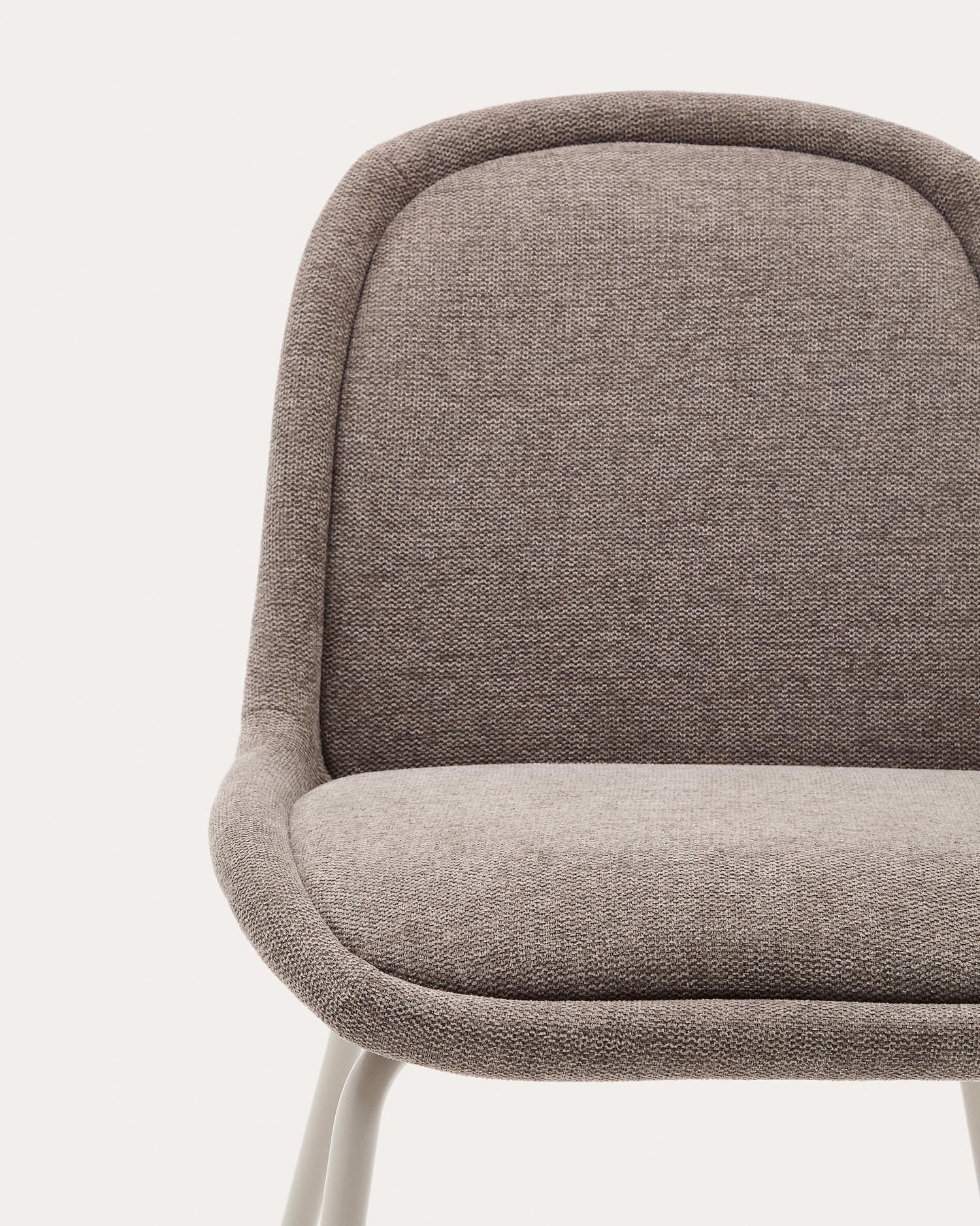 Eleganter Aimin Stuhl mit hellbraunem Chenillebezug, beigen Stahlbeinen und nachhaltigem FSC-zertifiziertem Design.