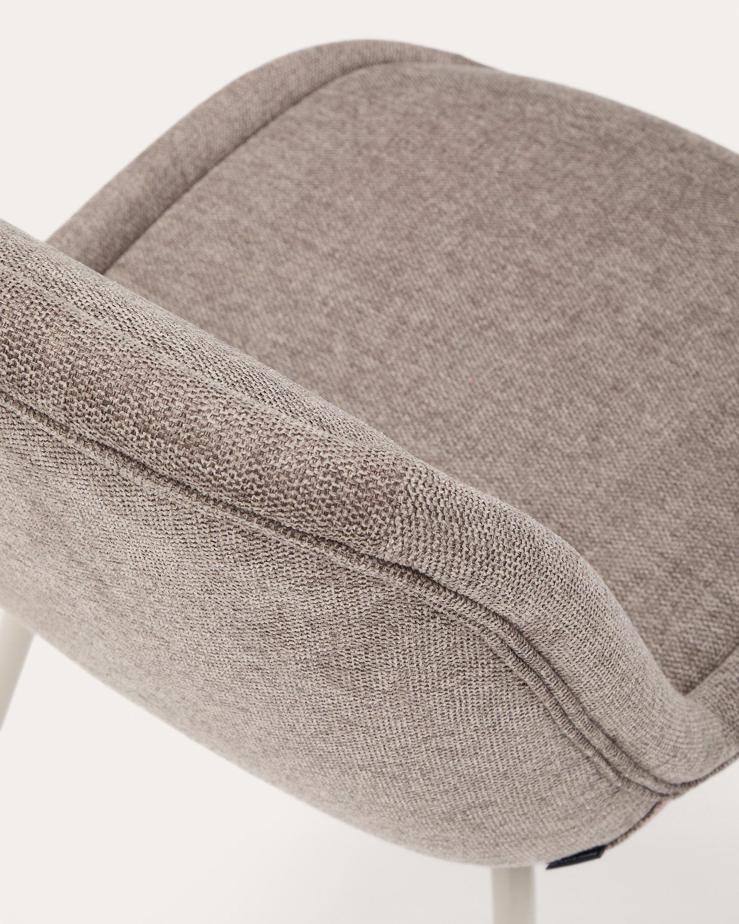 Eleganter Aimin Stuhl mit hellbraunem Chenillebezug, beigen Stahlbeinen und nachhaltigem FSC-zertifiziertem Design.