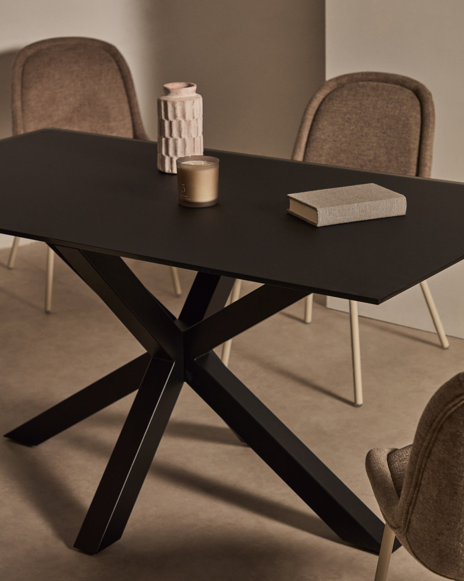 Eleganter Aimin Stuhl mit hellbrauner Chenille-Polsterung und stabilen Stahlbeinen in mattem Beige, FSC-zertifiziert.